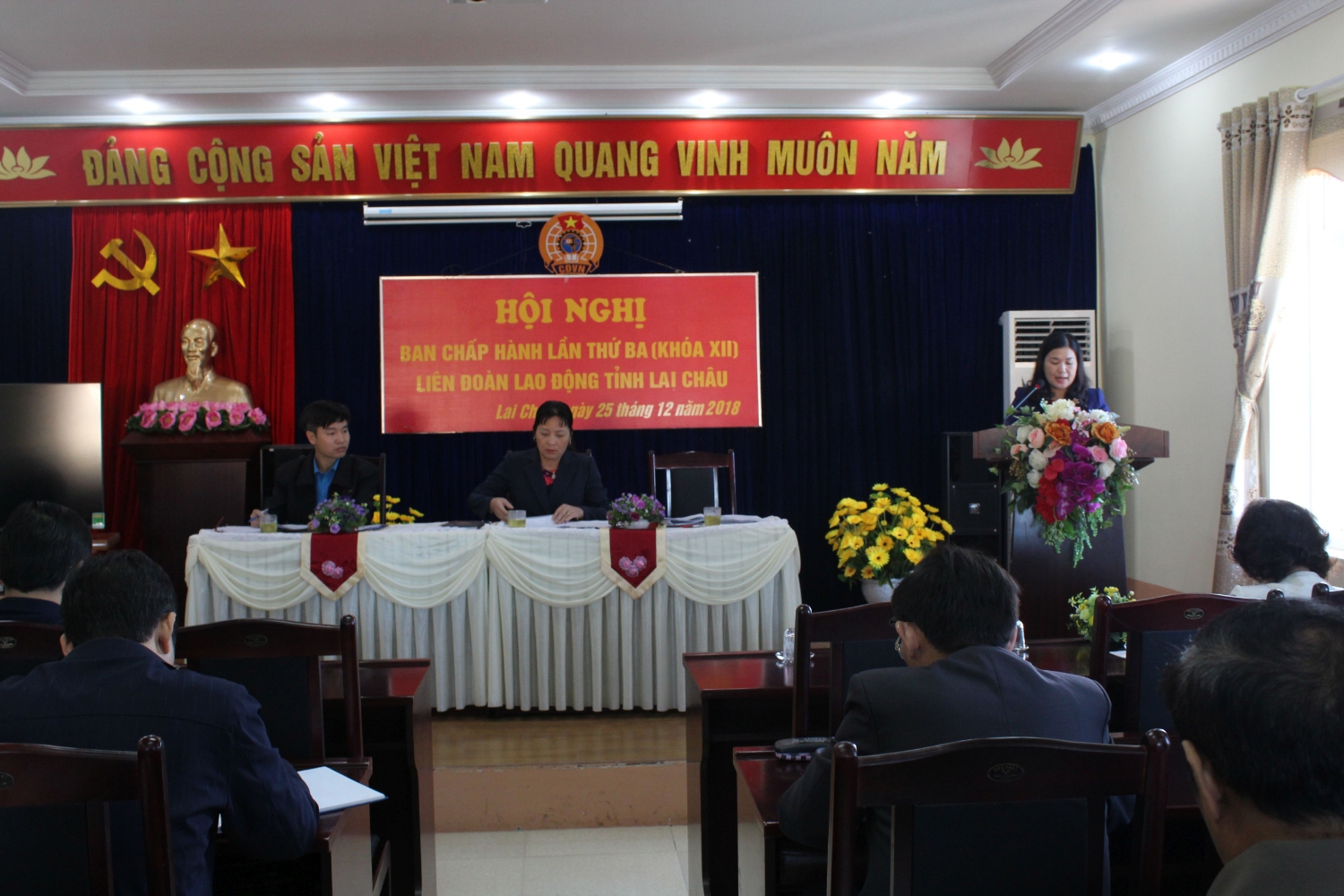 Đồng chí Đồng Thị Nghĩa - Phó Chủ tịch LĐLĐ tỉnh trình bày dự thảo báo cáo tổng kết hoạt động công đoàn năm 2018, nhiệm vụ trọng tâm năm 2019
