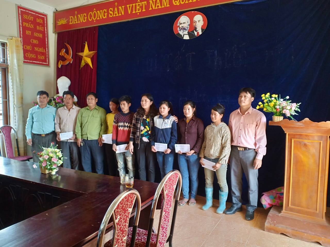 Đồng chí Nguyễn Thị Thiện – Chủ tịch LĐLĐ tỉnh trao quà tại xã Vàng Ma Chải, huyện Phong Thổ