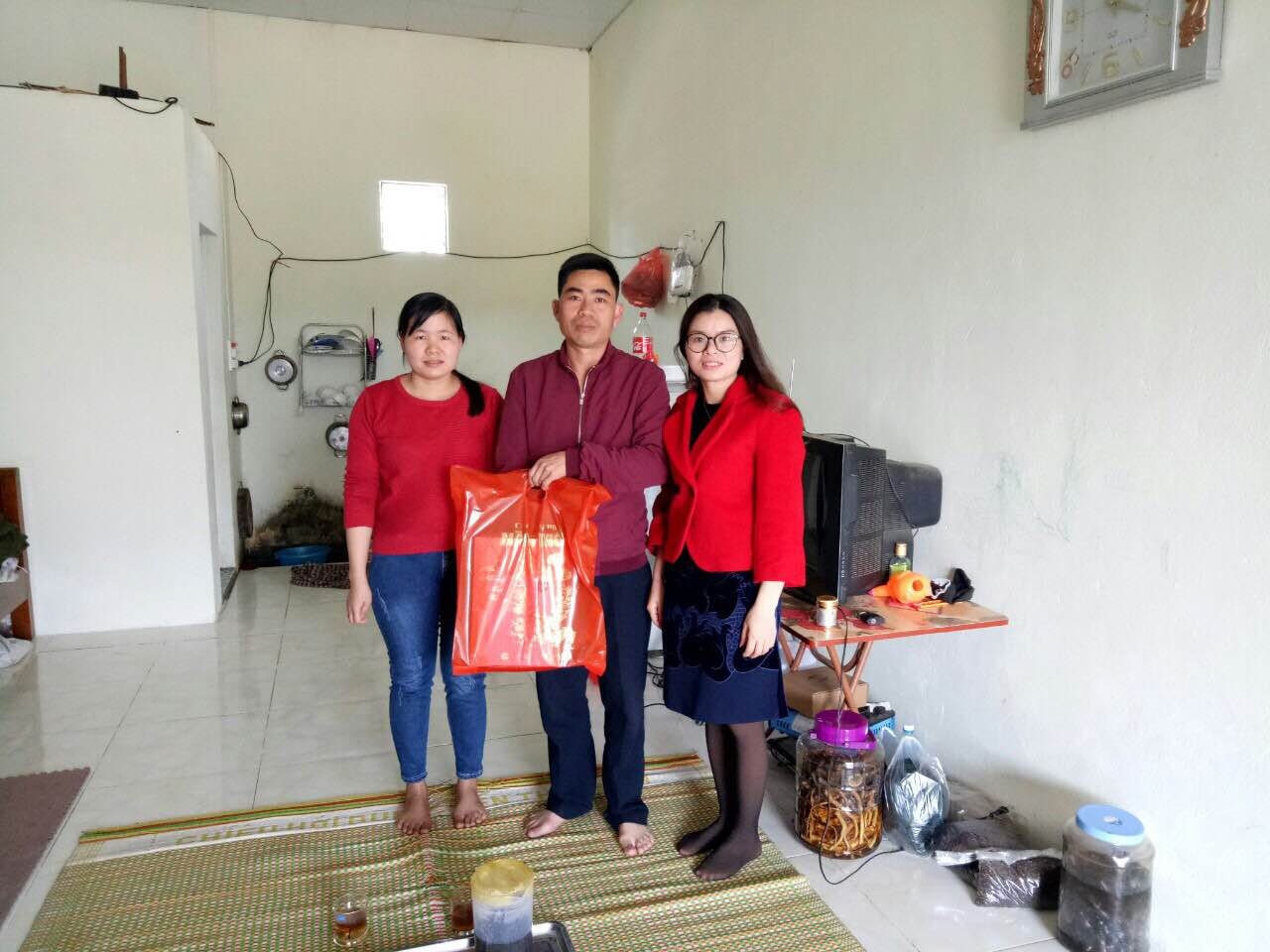 Đồng chí Hoàng Thị Thơm – Chủ tịch Công đoàn viên chức tỉnh trao quà  cho đoàn viên công đoàn có hoàn cảnh khó khăn