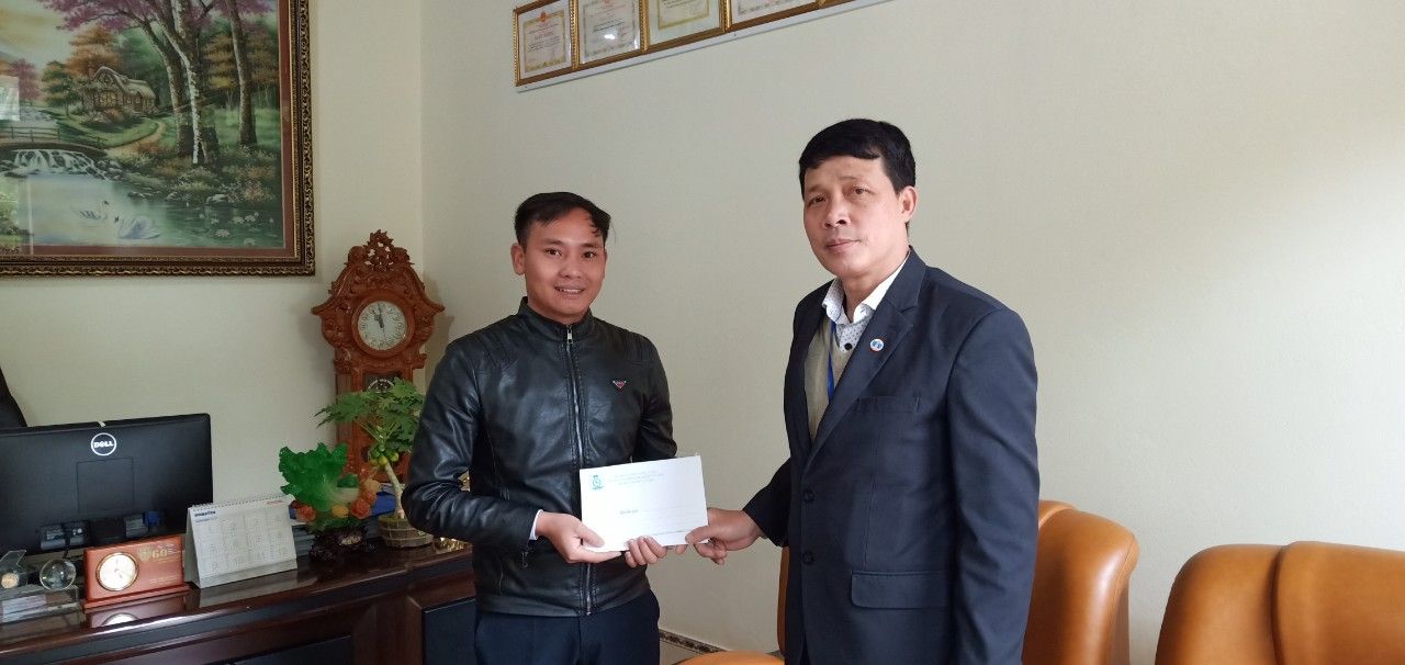Đ/c Nguyễn Quốc Huy - Chủ tịch LĐLĐ Thành phố trao quà cho đại diện công nhân tại Công ty TNHH Thanh Tuyền