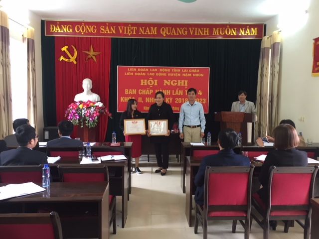 Đ/c  Nguyễn Hồng Thanh - Chủ tịch LĐLĐ huyện Nậm Nhùn trao bằng khen cho các tập thể, cá nhân đạt thành tích xuất sắc trong phong tràoCNVCLĐ và xây dựng tổ chức Công đoàn năm 2018