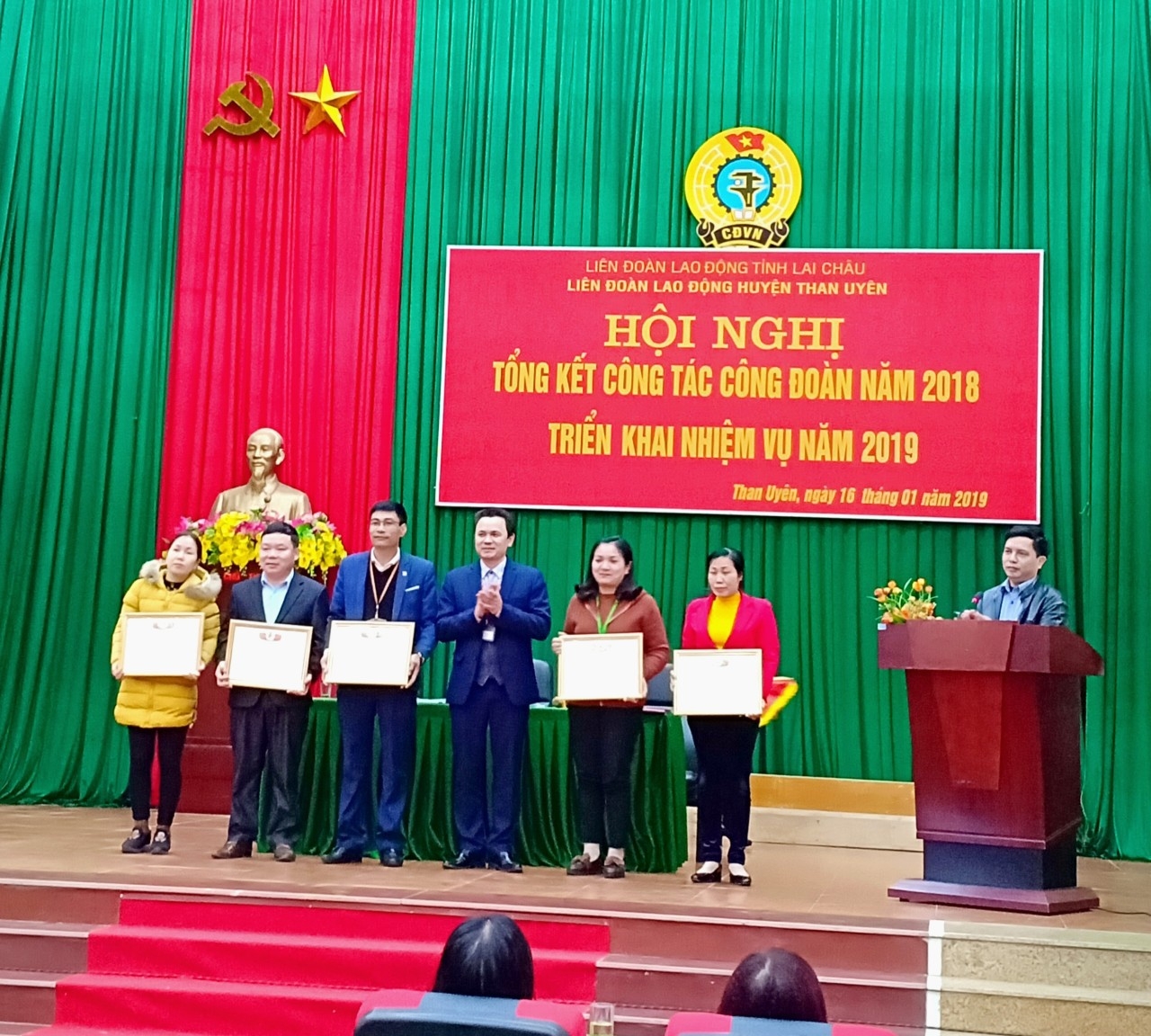Đồng chí Phạm Văn Bốn – Phó Chủ tịch HĐND huyện trao Bằng khen của Liên đoàn Lao động tỉnh cho các tập thể