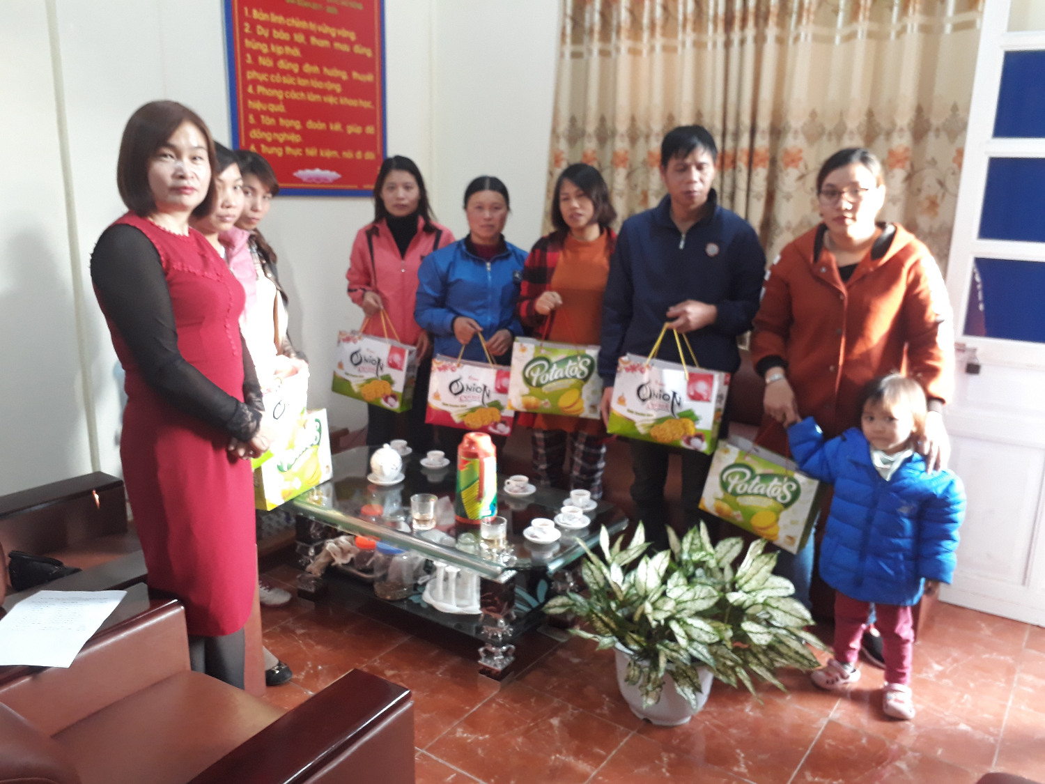 Đồng chí Hoàng Thị Luyến – Chủ tịch Liên đoàn Lao động huyện trao quà tết cho đoàn viên công đoàn khó khăn.