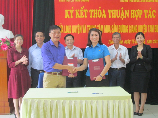 Bà Hoàng Thị Thương Chủ tịch LĐLĐ huyện Tam Đường và Ông Nguyễn Đình Đương Giám đốc Trung tâm ký thỏa thuận hợp tác