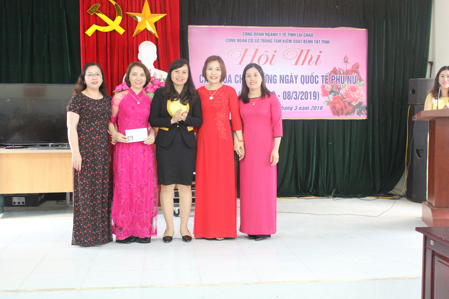 Đ/c Đỗ Thị Thoa - Phó Chủ tịch CĐN Y tế trao giải nhất tại Hội thi .