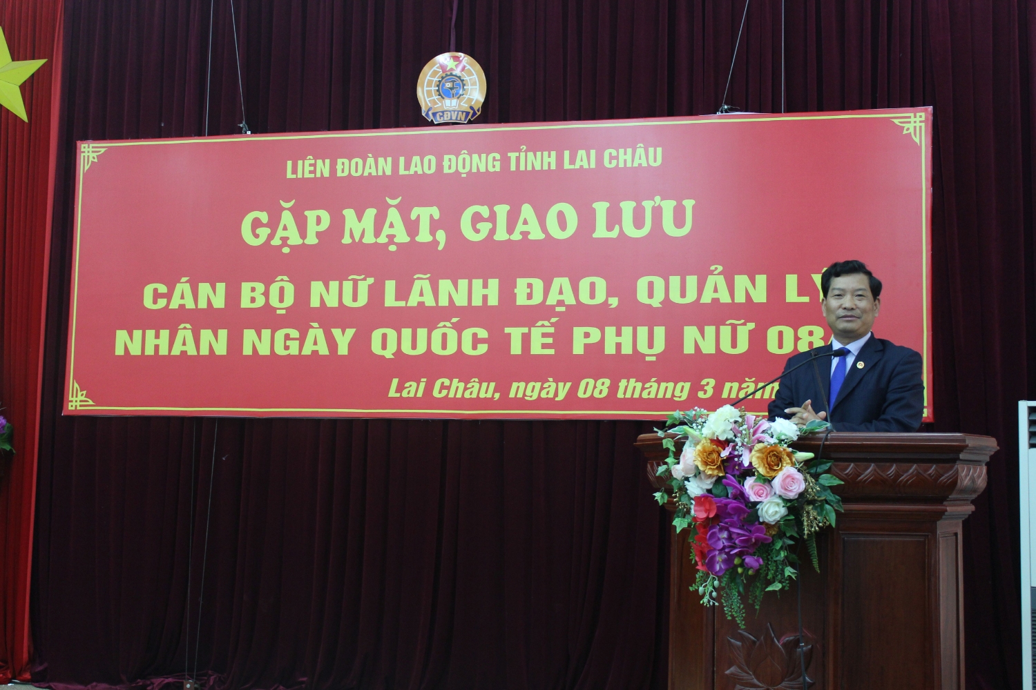 Đ/c Chu Lê Chinh - Ủy viên Ban Thường vụ Tỉnh ủy, Trưởng Ban Dân vận Tỉnh ủy   phát biểu tại buổi gặp mặt, giao lưu