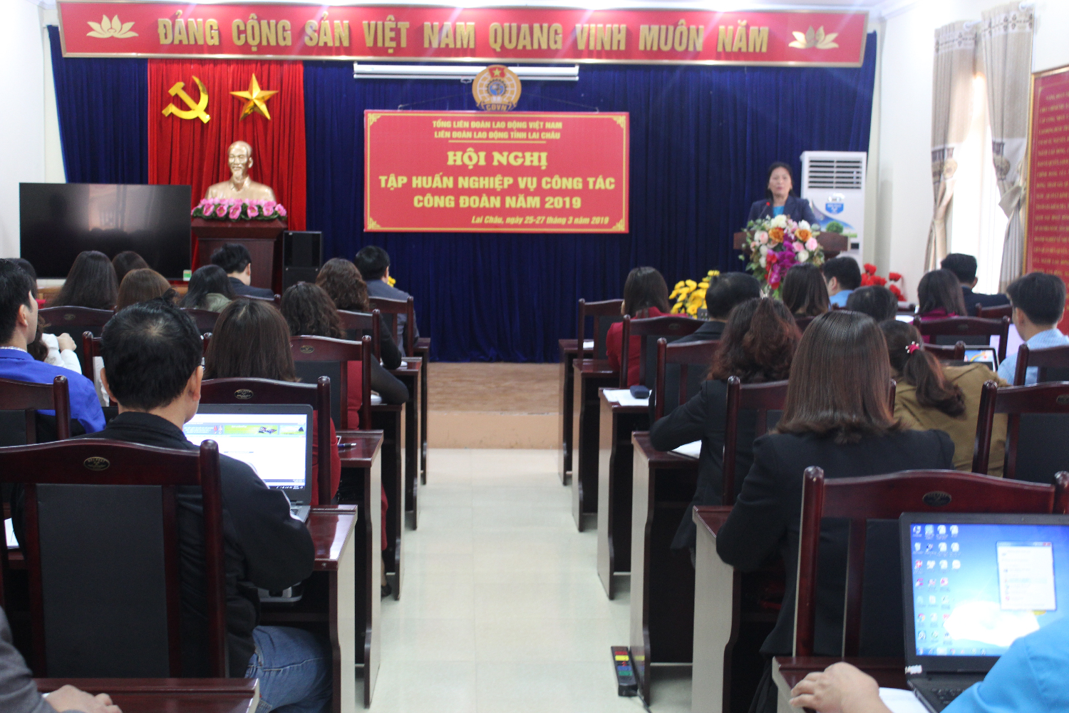 Đ/c Nguyễn Thị Thiện - Tỉnh ủy viên, ủy viên Ban Chấp hành Tổng Liên đoàn phát biểu chỉ đạo tại Hội nghị