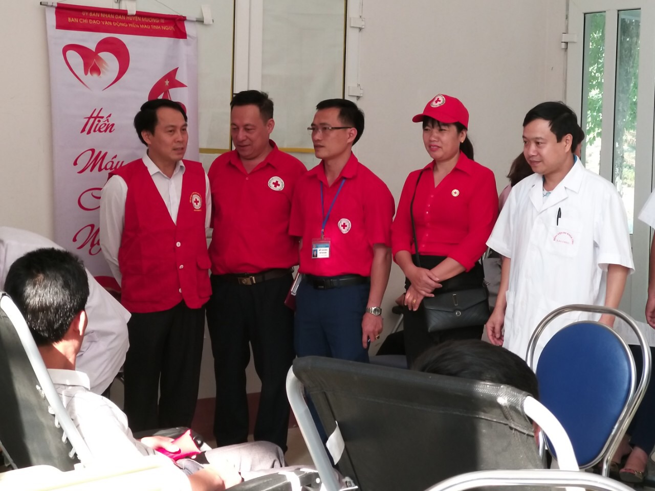 Đc Mai Văn Thạch Phó Bí thư Huyện ủy, Chủ tịch UBND huyện, Trưởng Ban vận động HMTT Động viên các tình nguyện viên tại buổi hiến máu tình nguyện