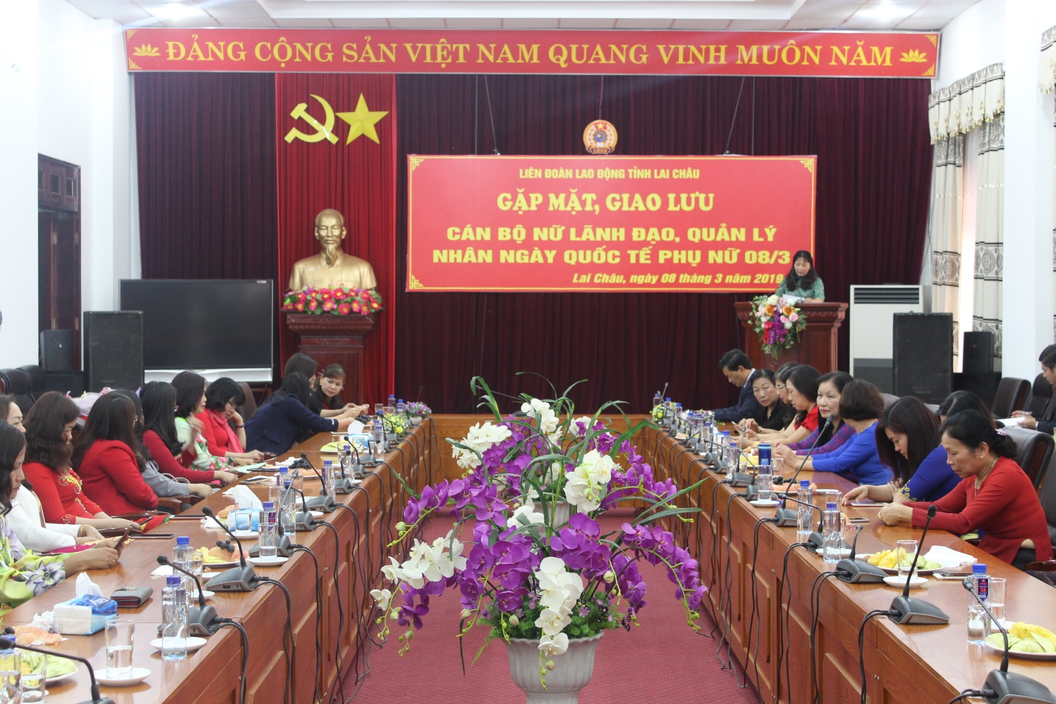 Đồng chí Nguyễn Thị Thiện - Chủ tịch LĐLĐ tỉnh phát biểu  tại buổi gặp mặt, giao lưu