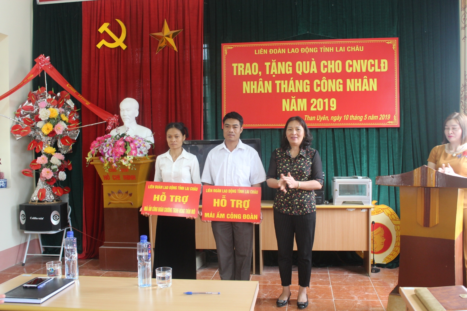 Đồng chí Nguyễn Thị Thiện  -  Chủ tịch Liên đoàn Lao động tỉnh trao tiền hỗ trợ làm nhà mới cho các gia đình đoàn viên khó khăn và trong chương trình xây dựng nông thôn mới của huyện Than Uyên.