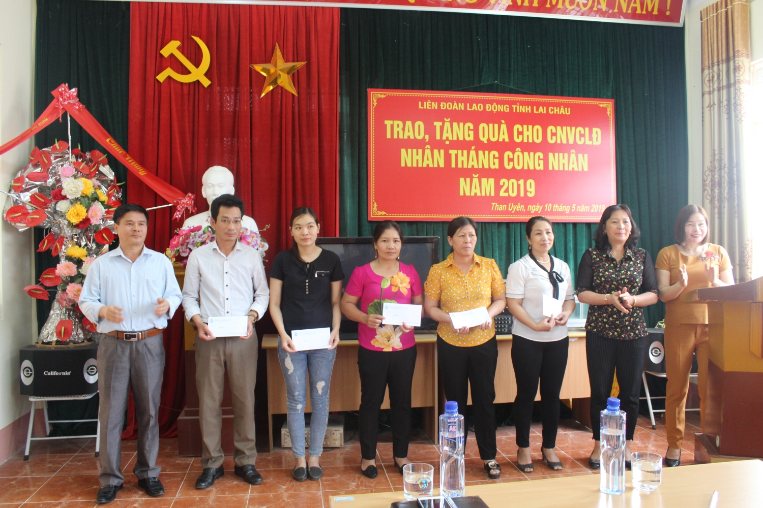 Đồng chí Nguyễn Thị Thiện - Chủ tịch Liên đoàn Lao động tỉnh và đồng chí Hoàng Đình Trọng - Trưởng Ban Dân vận Huyện ủy trao quà cho các cá nhân. 