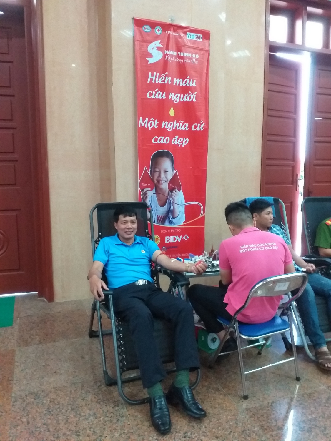 Đồng chí Nguyễn Quốc Huy - Chủ tịch LĐLĐ thành phố Lai Châu  tham gia hiến máu