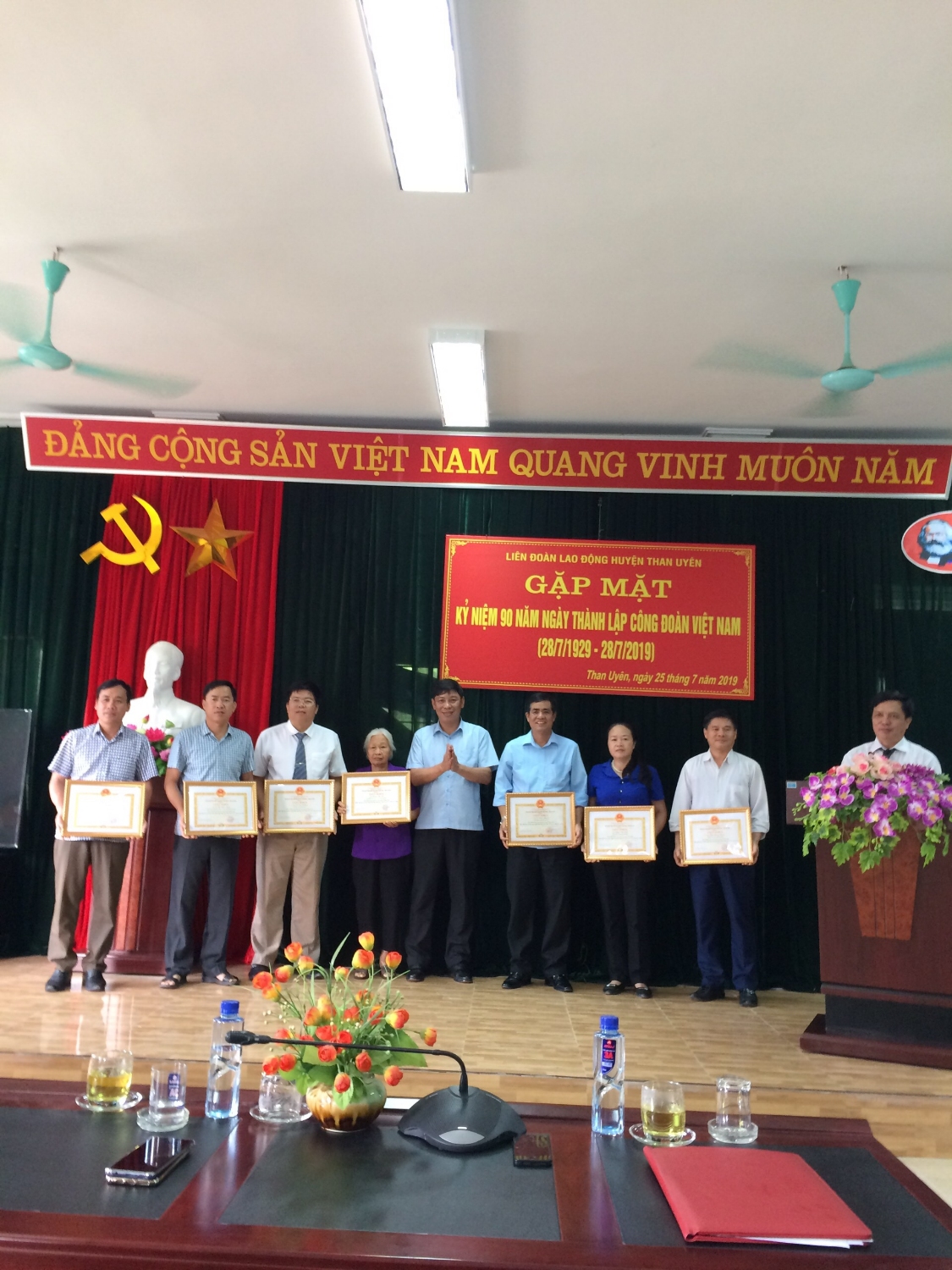 Đồng chí Hoàng Hữu An – Bí thư Huyện ủy trao giấy khen cho các cá nhân