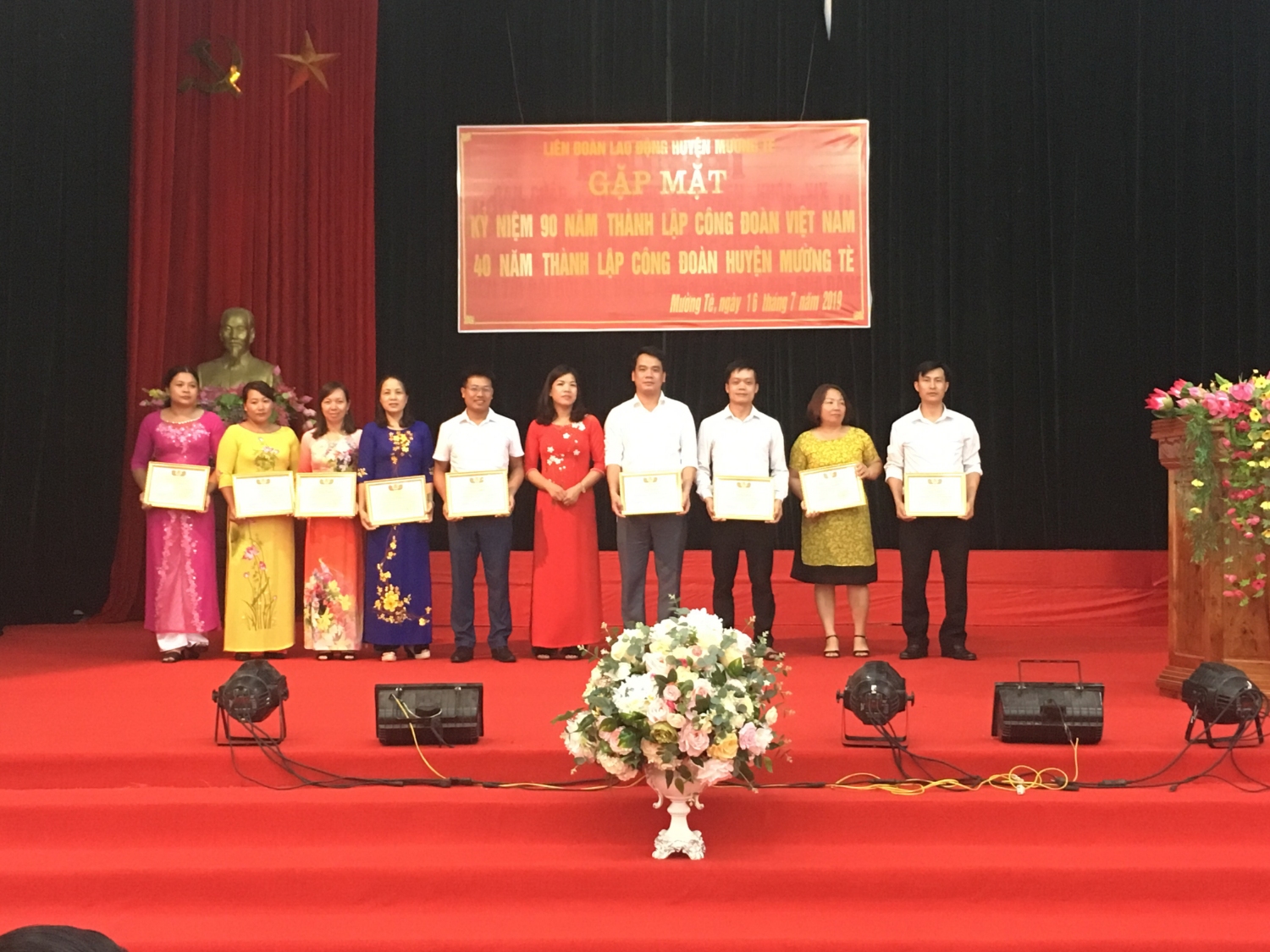 Đc Đao Thị Sơn - Phó Chủ tịch LĐLĐ huyện tặng giấy khen cho các tập thể tiêu biểu