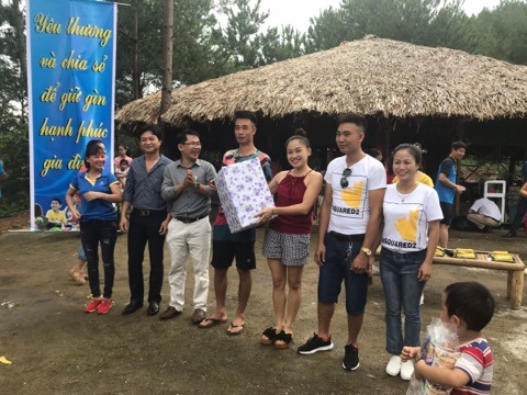 Đc Nguyễn Xuân Tản - Chủ tịch CĐCS Sở Văn hóa Thể thao & Du lịch tặng quà cho các gia đình