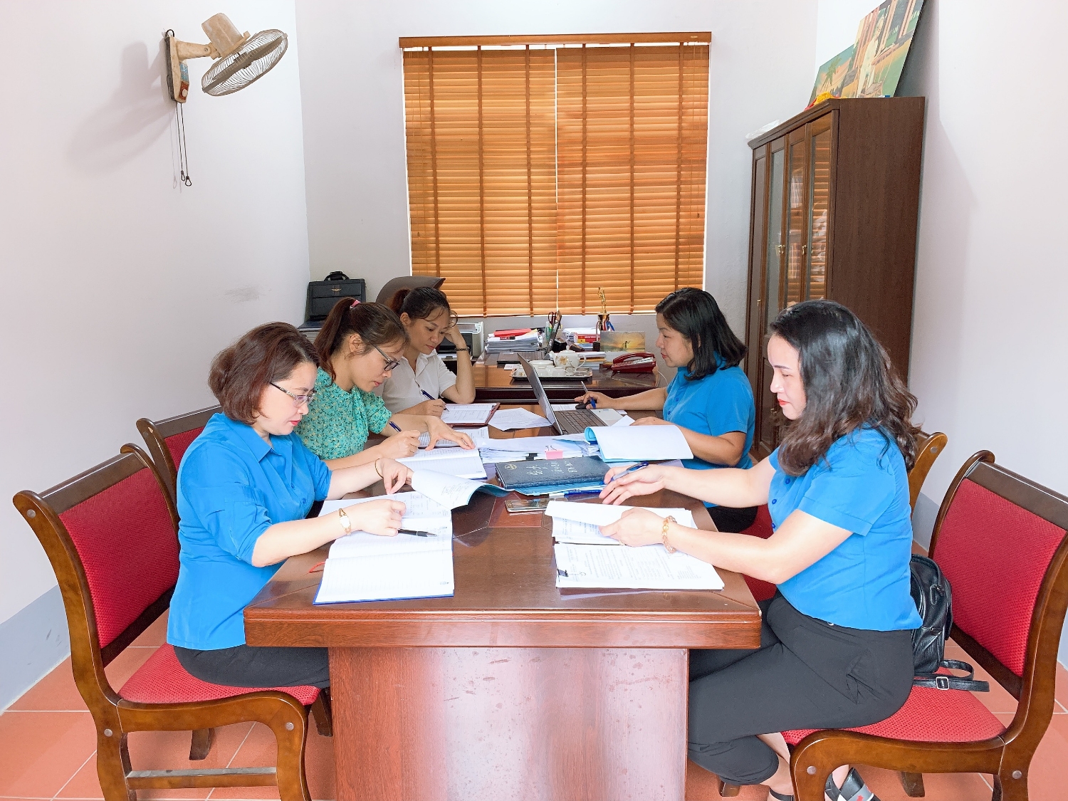 Đoàn kiểm tra của LĐLĐ tỉnh làm việc tại LĐLĐ huyện Phong Thổ