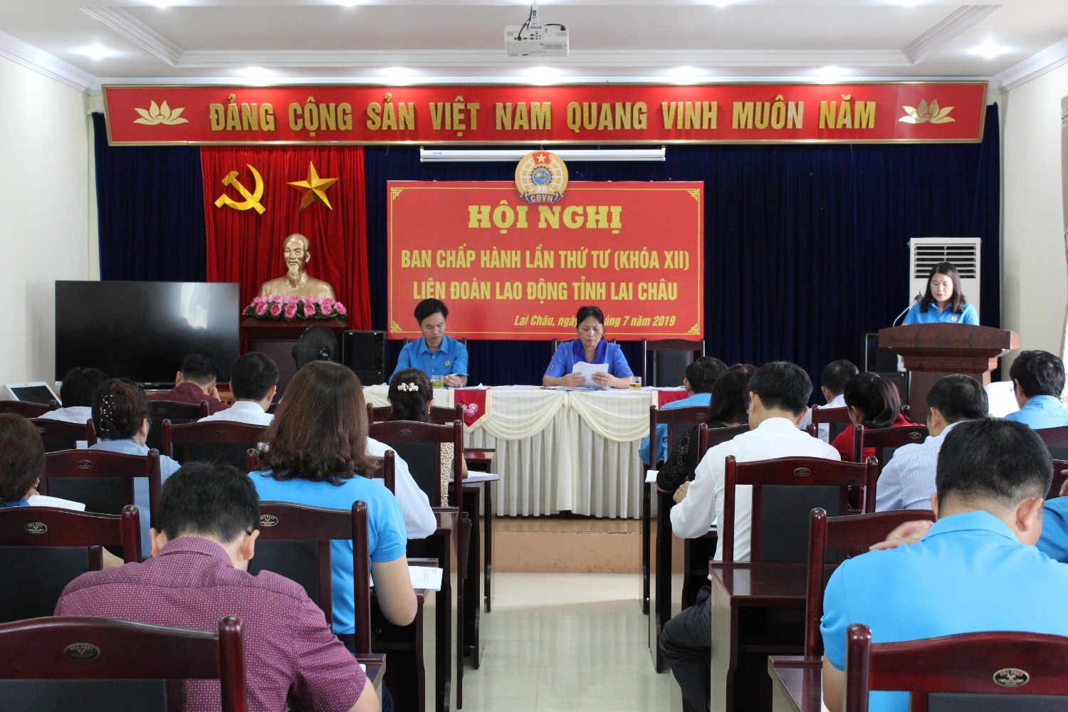 Đồng chí Đồng Thị Nghĩa – Phó Chủ tịch LĐLĐ tỉnh  Trình bày dự thảo Báo cáo sơ kết hoạt động Công đoàn 6 tháng đầu năm, phương hướng, nhiệm vụ 6 tháng cuối năm 2019