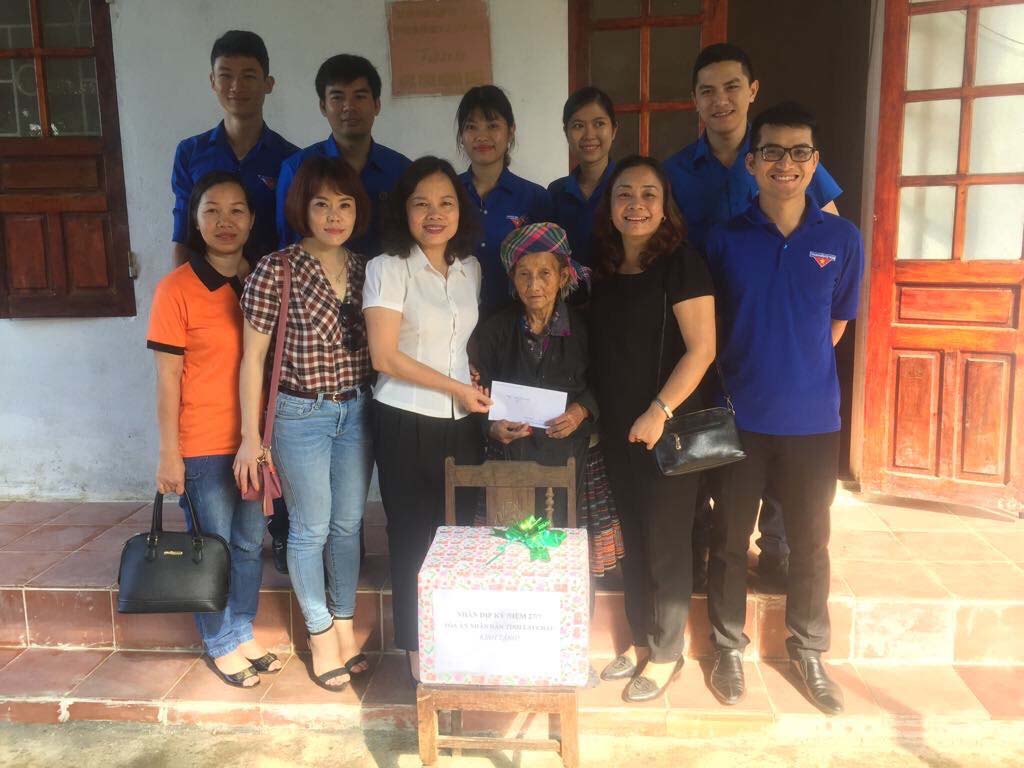 Đoàn viên Công đoàn cơ sở Tòa án Nhân dân tỉnh tặng quà gia đình chính sách tại xã Tả Lèng (huyện Tam Đường) nhân Ngày Thương binh - Liệt sỹ (27/7).