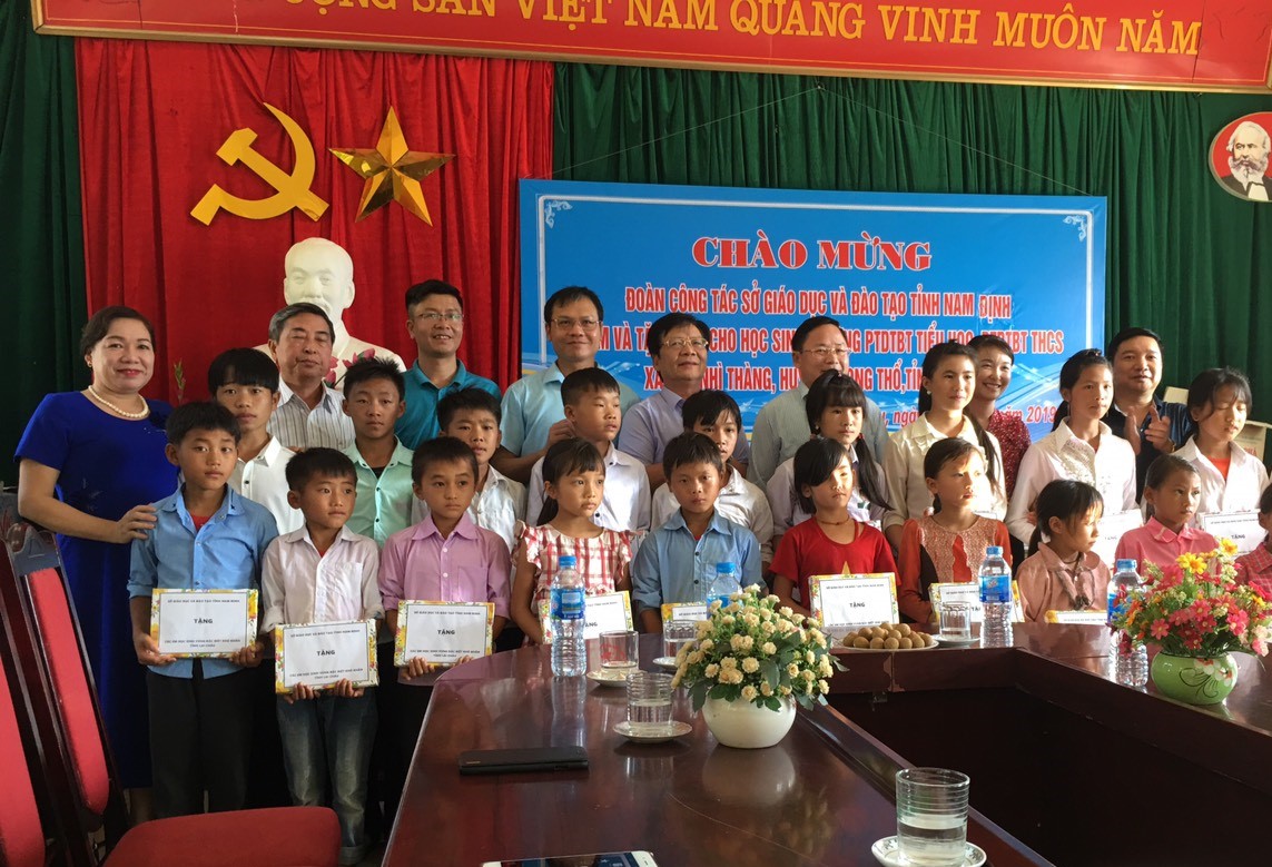 Các đ/c Lãnh đạo Sở Giáo dục và, Công đoàn Ngành Giáo dục tỉnh Nam Định và tỉnh Lai Châu thăm và tặng quà các em học sinh các Trường Tiểu học, THCS Bán trú xã Lản Nhì Thàng - huyện Phong Thổ.