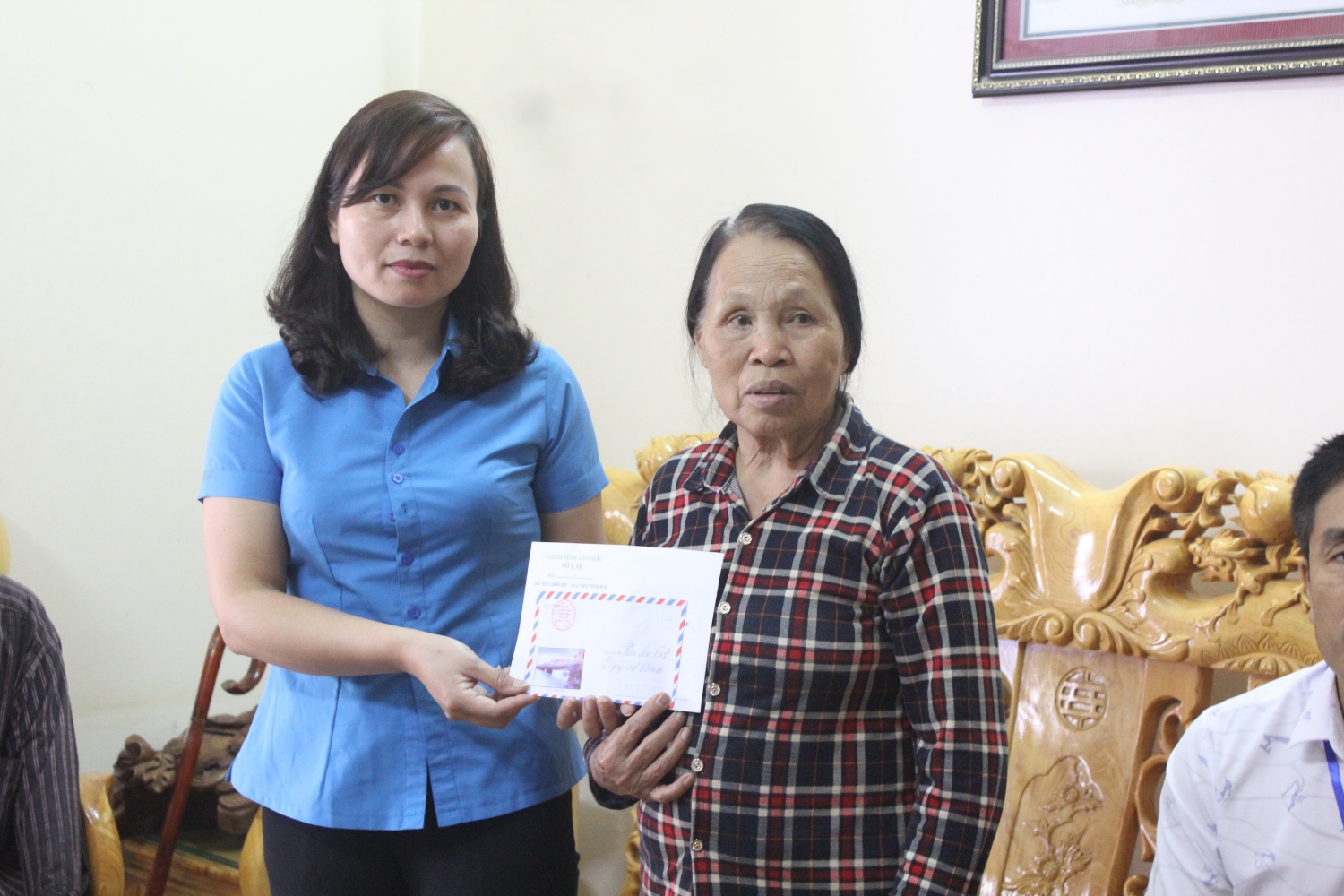 Đ/c Đỗ Thị Thoa - Phó Chủ tịch Công đoàn Ngành Y tế Lai Châu tặng quà cho gia đình bà Tô Thị Liên