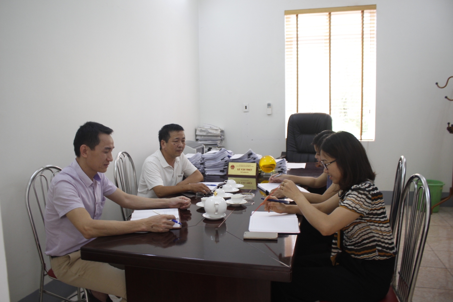 Ông Lê Văn Thực (áo trắng) bàn phương pháp tổ chức các phong trào thi đua với các thành viên Ban Chấp hành CĐCS.