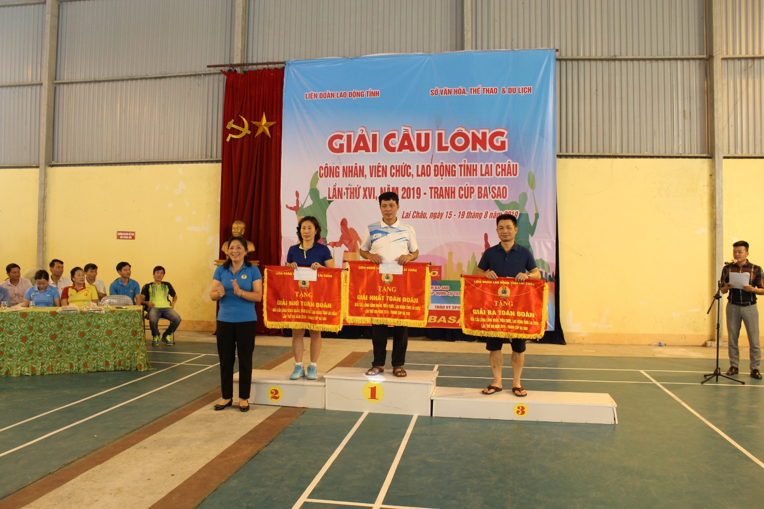 Đồng chí: Nguyễn Thị Thiện – Chủ tịch LĐLĐ tỉnh tặng cờ Nhất, Nhì, Ba toàn đoàn.