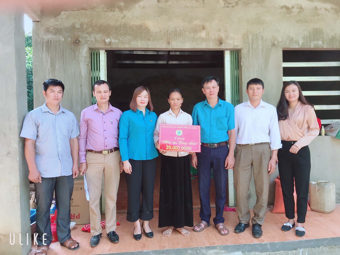 Lãnh đạo Liên đoàn Lao động huyện và đại diện cấp ủy, chính quyền xã Mường Kim trao tiền hỗ trợ.