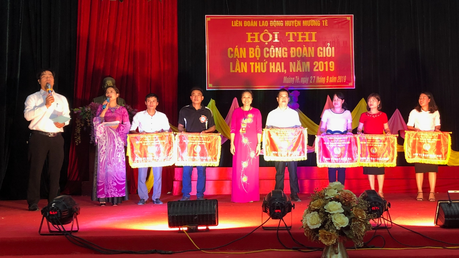 Đồng chí Nguyễn Thị Thúy - Trưởng Ban tổ chức Hội thi trao giải cho các đoàn đạt giải Nhất, Nhì, Ba toàn đoàn