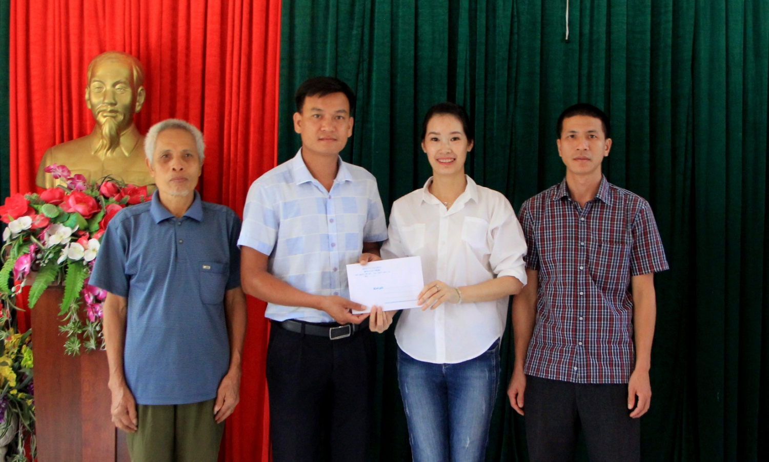 Đại diện Công đoàn Báo Lai Châu trao tiền hỗ trợ làm đường nội bản Phiêng Hoi cho lãnh đạo, người dân xã Bản Bo, huyện Tam Đường.