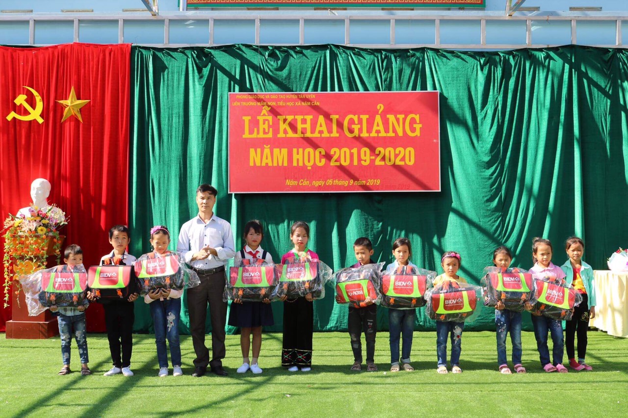 Đồng chí Vũ Văn Bính - Phó Chủ tịch LĐLĐ huyện trao tặng cặp phao cho các em học sinh