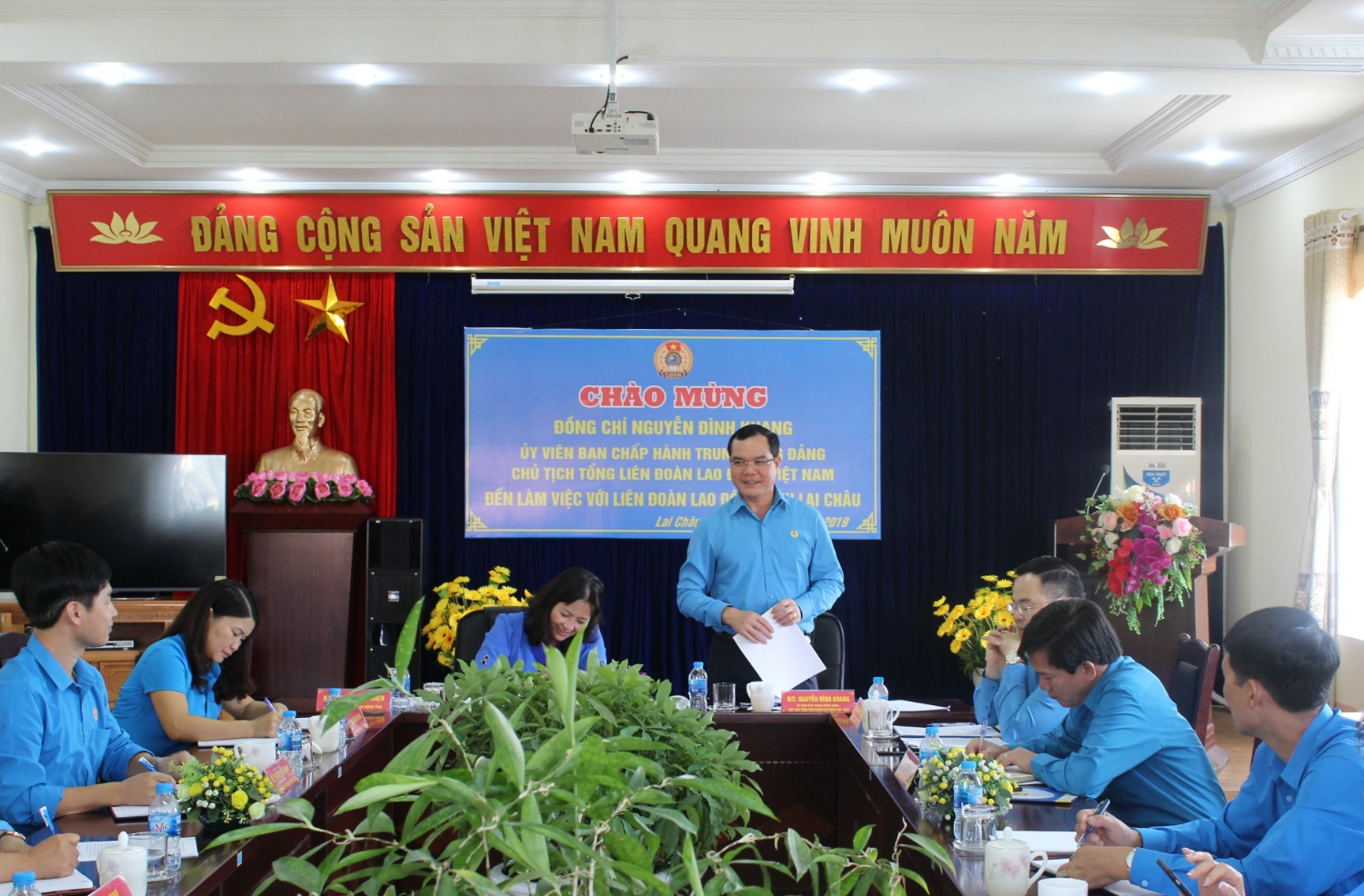 Đồng chí Nguyễn Đình Khang - Ủy viên BCH Trung ương Đảng, Chủ tịch Tổng Liên đoàn Lao động Việt Nam phát biểu tại buổi làm việc