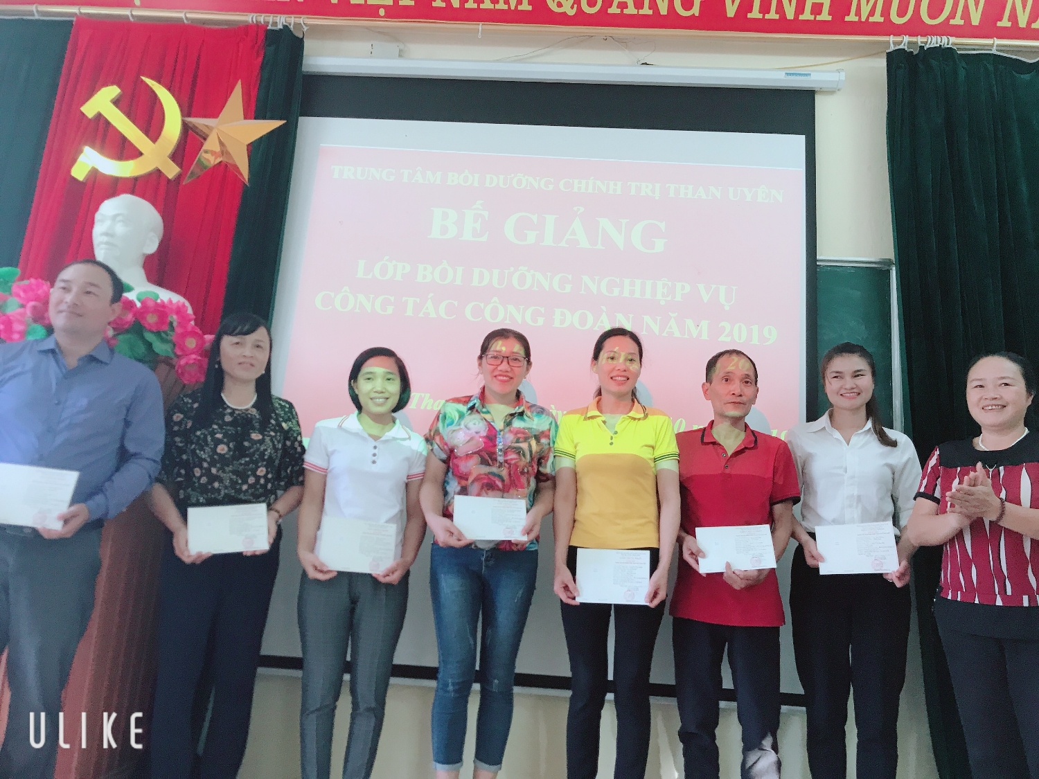 Đồng chí Lê Thị Kim Ngân – Phó Bí thư Thường trực Huyện ủy, Chủ tịch HĐND huyện trao giấy chứng nhận cho các học viên đạt loại Giỏi
