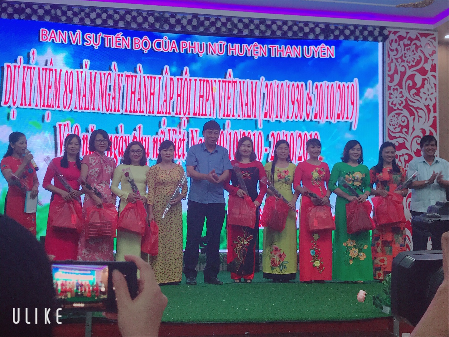 Lãnh đạo huyện Than Uyên tặng quà cho các đồng chí là nữ Lãnh đạo Trưởng, Phó các ban, ngành, đoàn thể huyện.