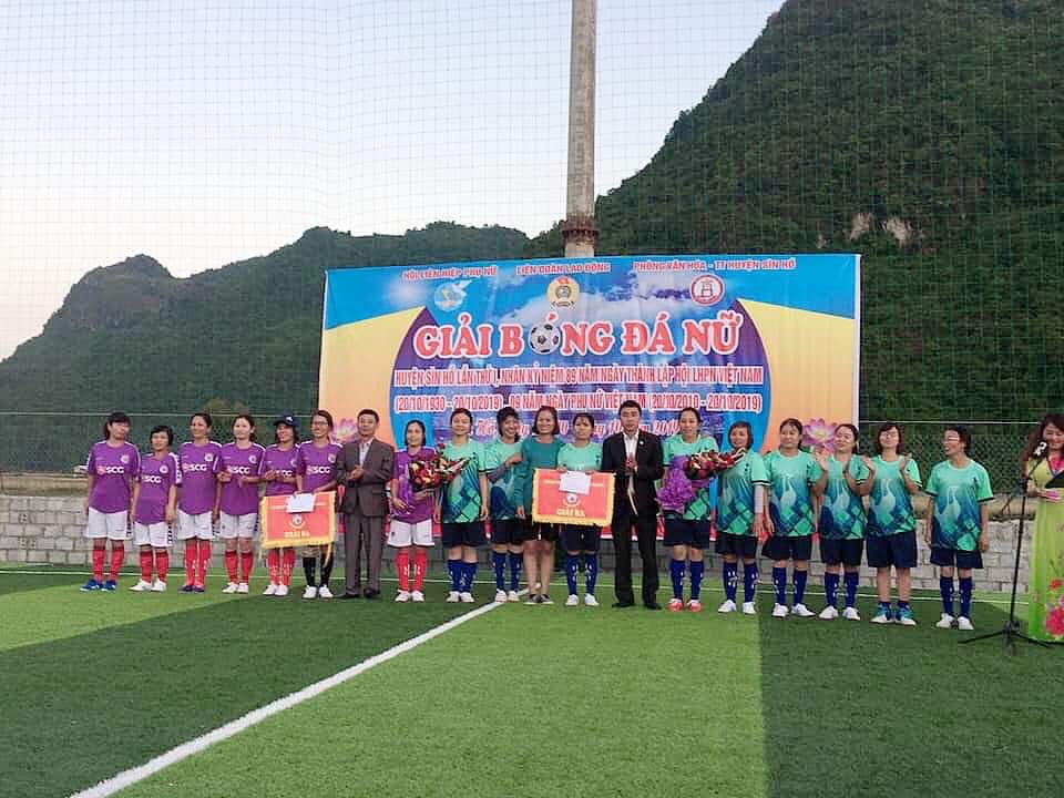 Ban Tổ chức trao giải cho các đội tham gia thi đấu