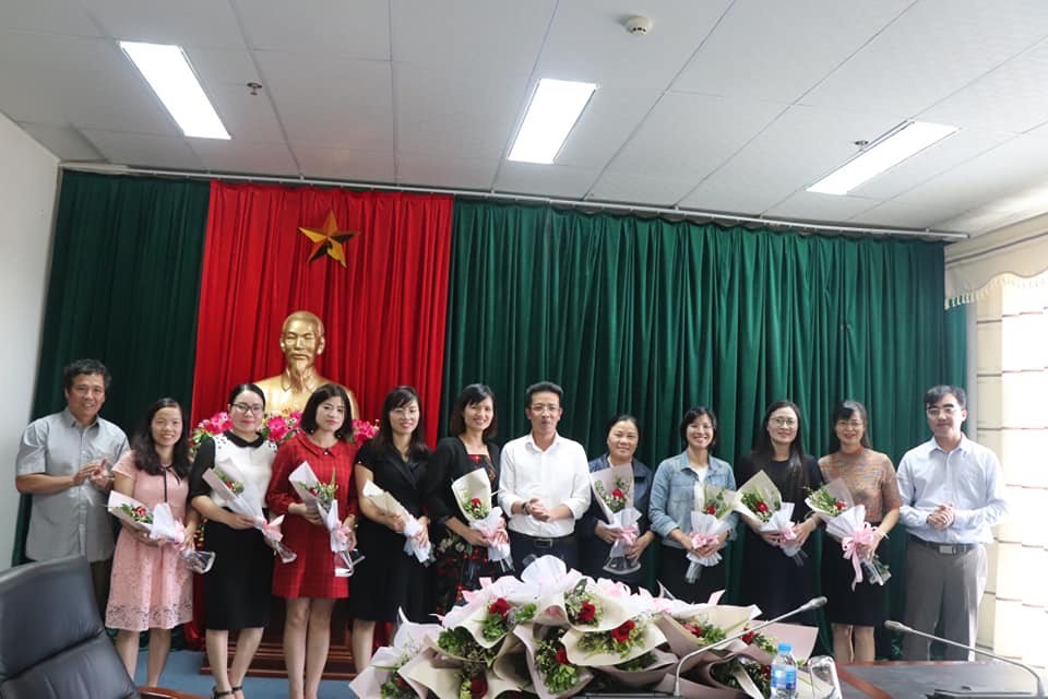 Đại diện lãnh đạo Văn phòng UBND tỉnh, lãnh đạo các Phòng, trung tâm tặng hoa chức mừng nữ cán bộ CCVC nhân Kỷ niệm 89 năm Ngày Phụ nữ Việt Nam 20/10
