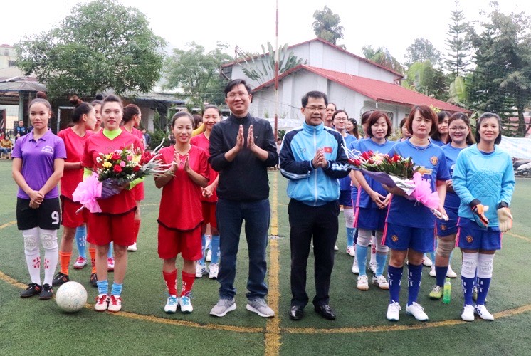 Ban Tổ chức tặng hoa cho 2 đội bóng