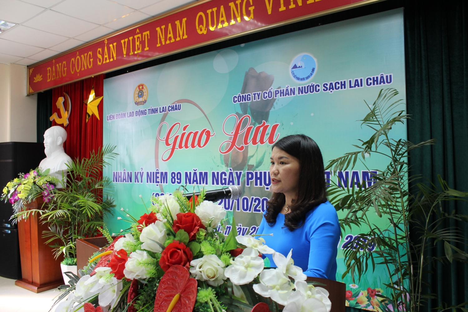 Đồng chí Đồng Thị Nghĩa - Phó Chủ tịch LĐLĐ tỉnh phát biểu ôn truyền thống 89 năm Ngày thành lập Hội Liên hiệp phụ nữ Việt Nam