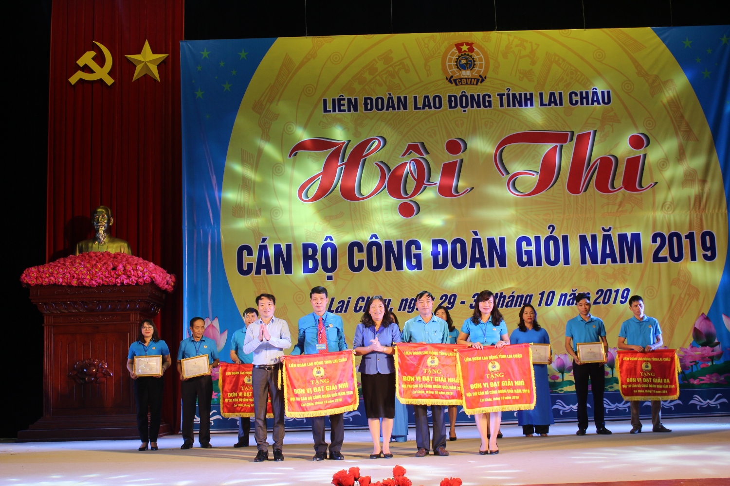 Đồng chí Nguyễn Thị Thiện - Chủ tịch LĐLĐ tỉnh và đồng chí Lê Chí Công - Phó Trưởng Ban Tuyên giáo Tỉnh ủy trao giải Nhất, Nhì cho các đội thi