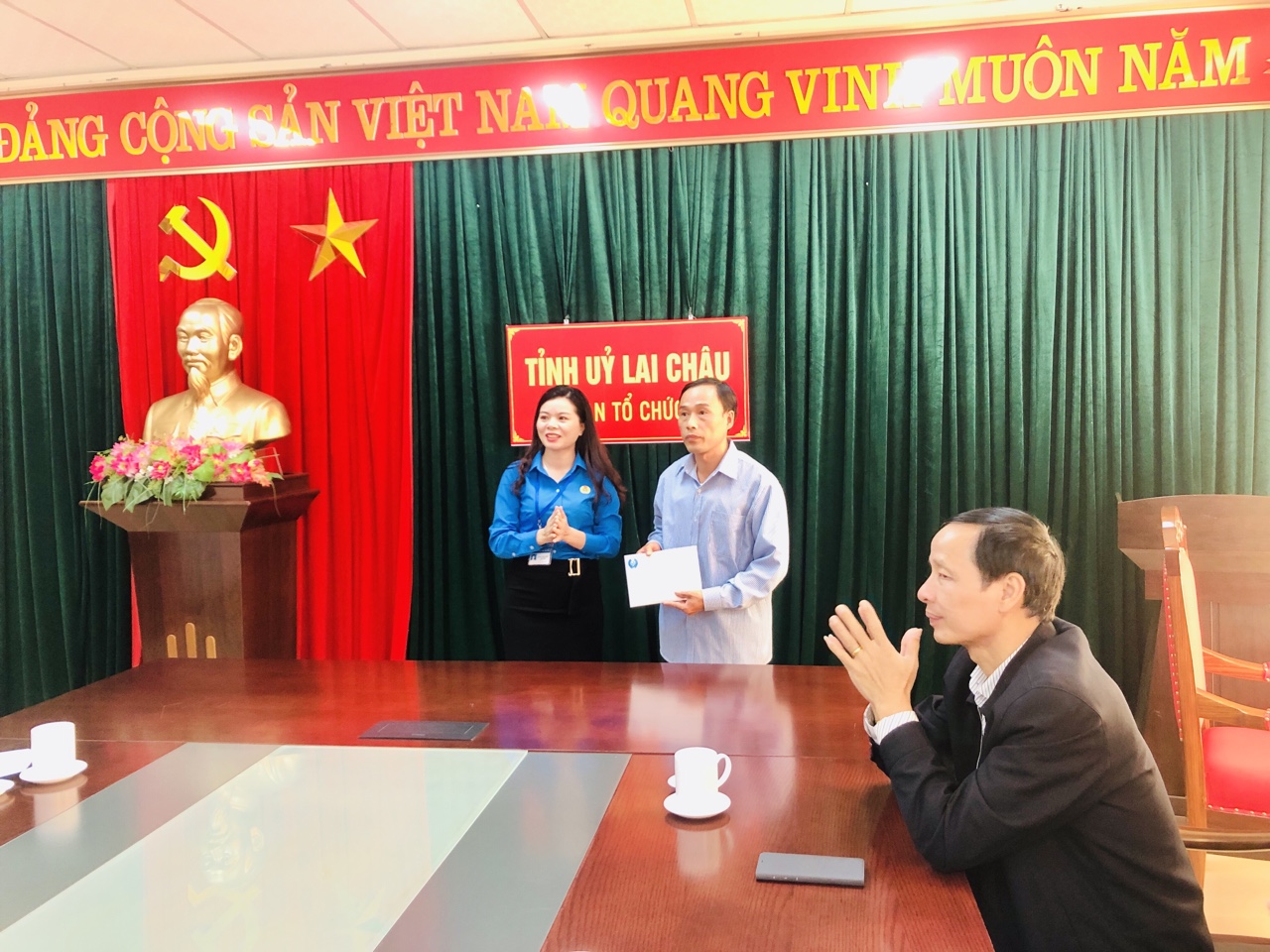 Lãnh đạo Công đoàn Viên chức tỉnh trao quà cho đoàn viên công đoàn Nguyễn Hữu Soạn