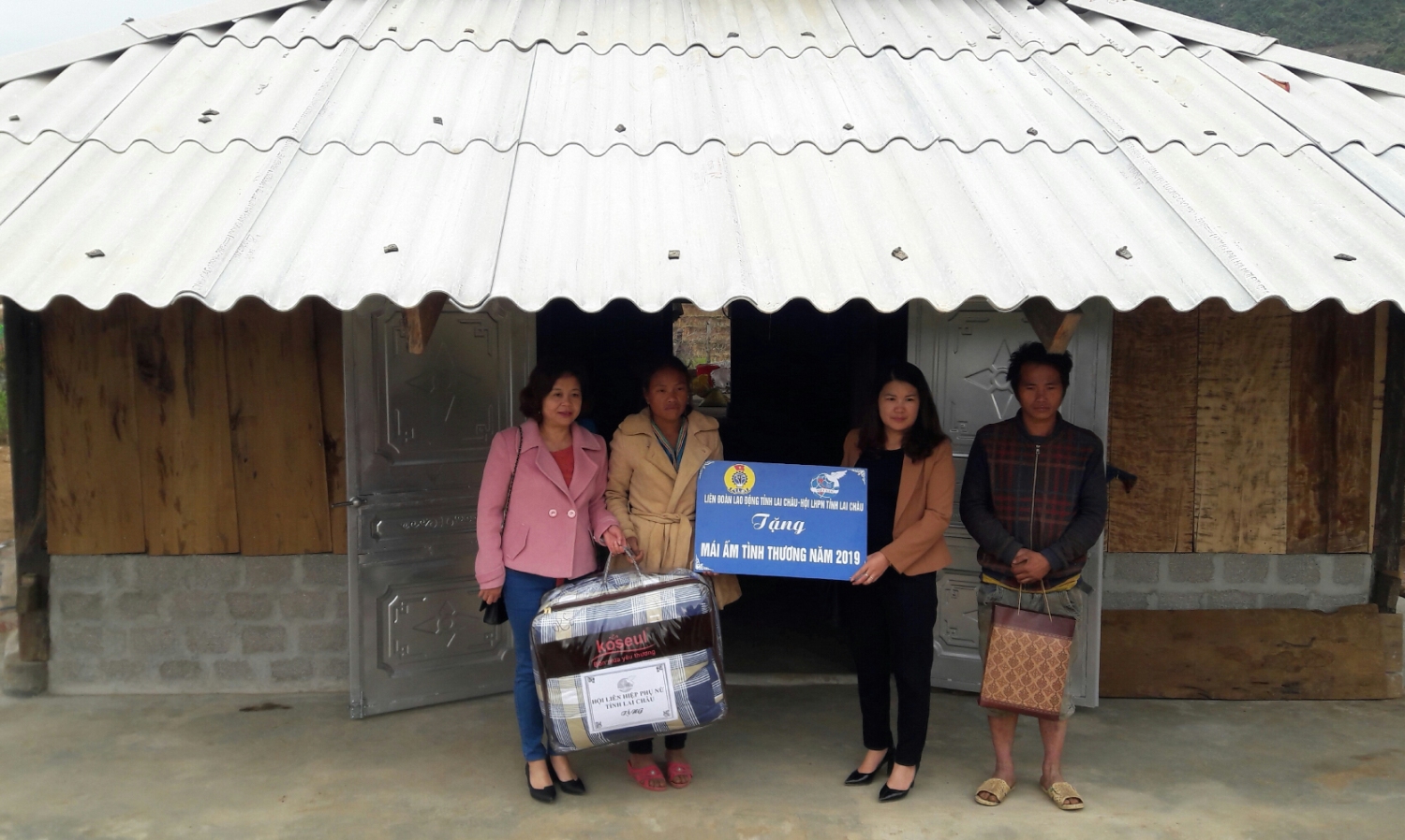 Đồng chí Đồng Thị Nghĩa - Phó Chủ tịch LĐLĐ tỉnh trao tiền hỗ trợ cho gia đình chị Thào Thị Sâu