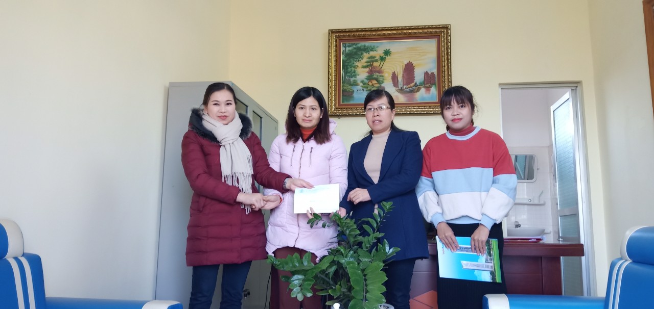 Đồng chí Đặng Thị Thanh Thủy- Phó chủ tịch LĐLĐ Thành phố trao quà hỗ trợ cho đoàn viên Phạm Thị Bình - Công đoàn cơ sở Trường THCS Tân Phong