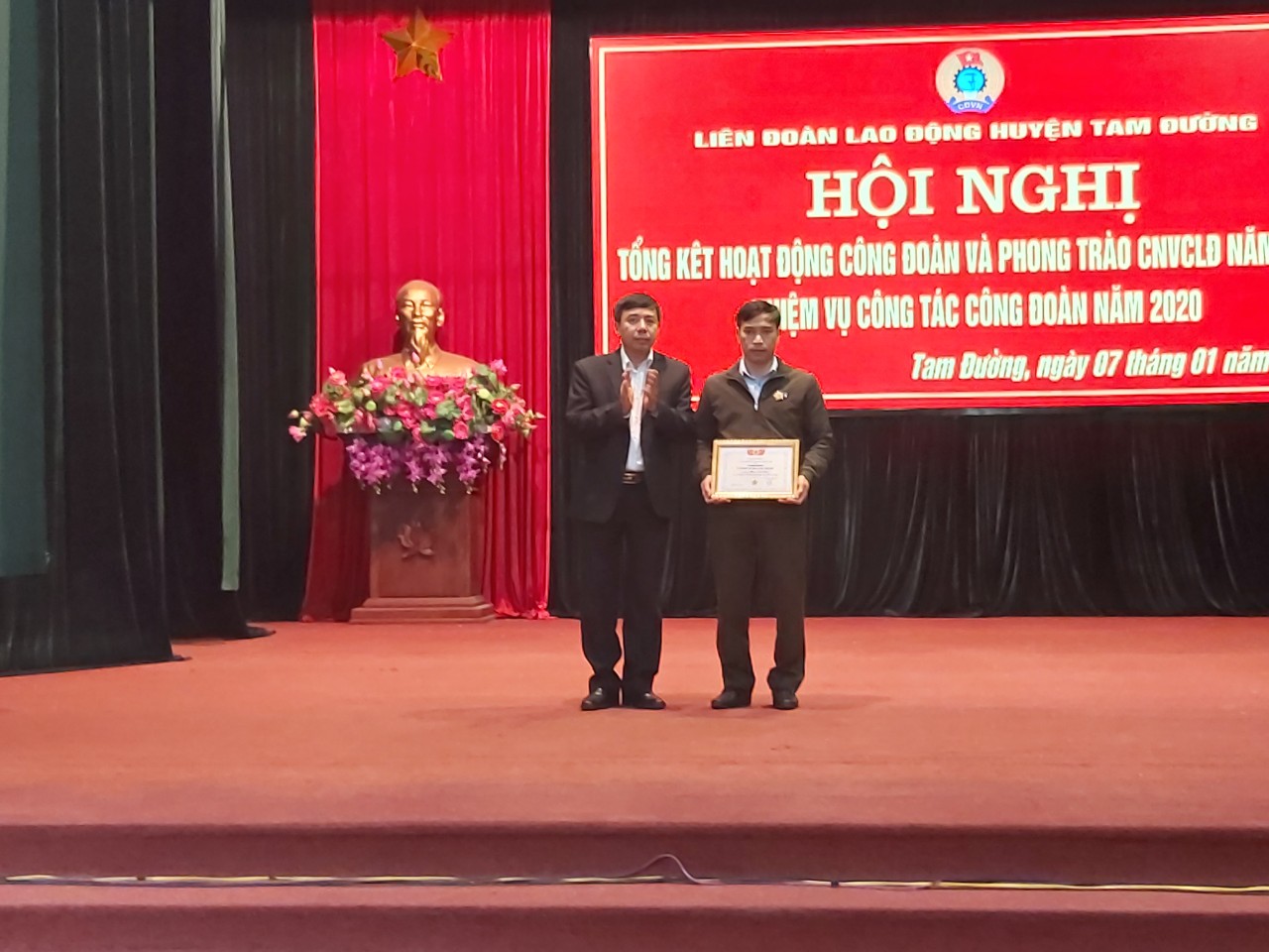 Đồng chí Hoàng Thọ Trung - Tỉnh ủy viên, Bí thư huyện ủy trao kỷ niệm chương vì sự nghiệp xây dựng tổ chức Công đoàn