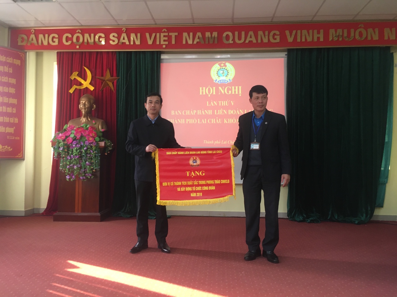 Đ/c Nguyễn Quốc Huy - Chủ tịch LĐLĐ Thành phố tặng cờ của LĐLĐ tỉnh cho tập thể có thành tích xuất sắc trong hoạt động Công đoàn năm 2019