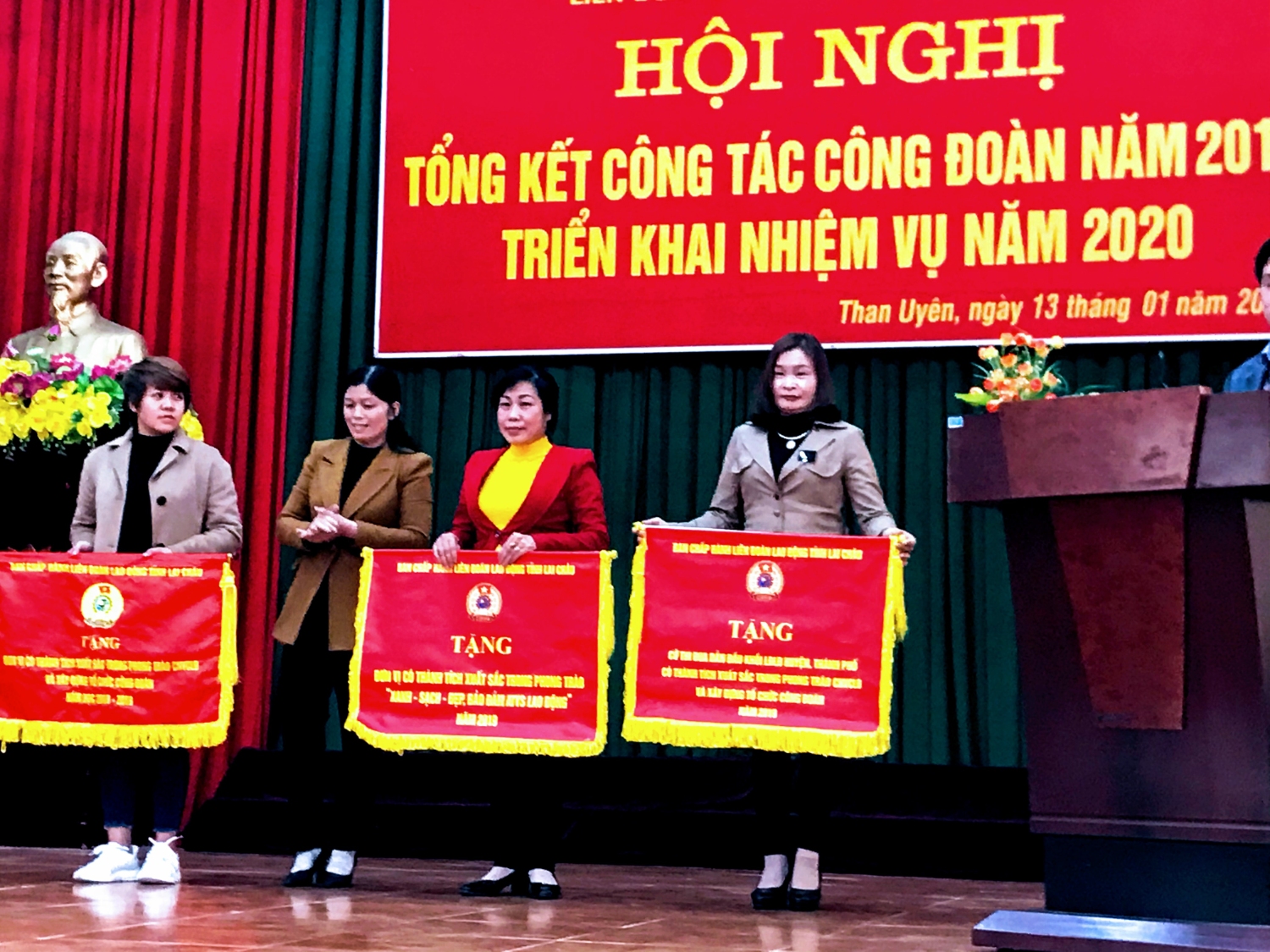 Đồng chí Trần Thị Sâm – Ủy viên Ban Thường vụ Huyện ủy, Trưởng Ban Tuyên giáo trao Cờ thi đua xuất sắc của LĐLĐ tỉnh cho các tập thể