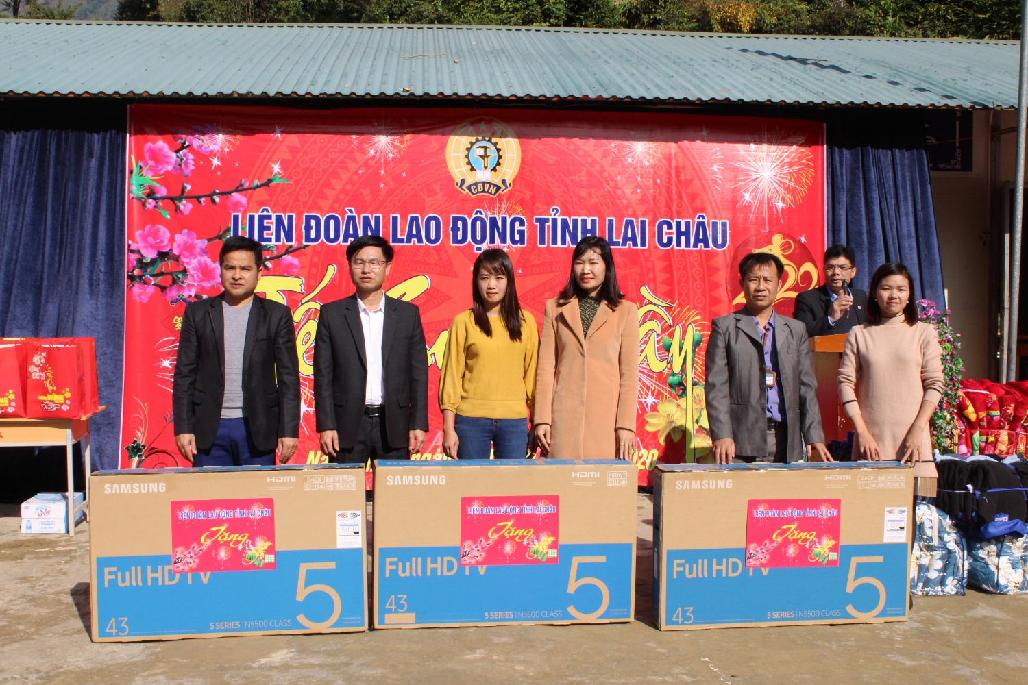 Đồng chí Hoàng Văn Trinh - Phó Chủ tịch LĐLĐ tỉnh trao tặng ti vi cho 3 trường PTDTBT Mầm non, Tiểu học, THCS xã Nậm Ban, huyện Nậm Nhùn.