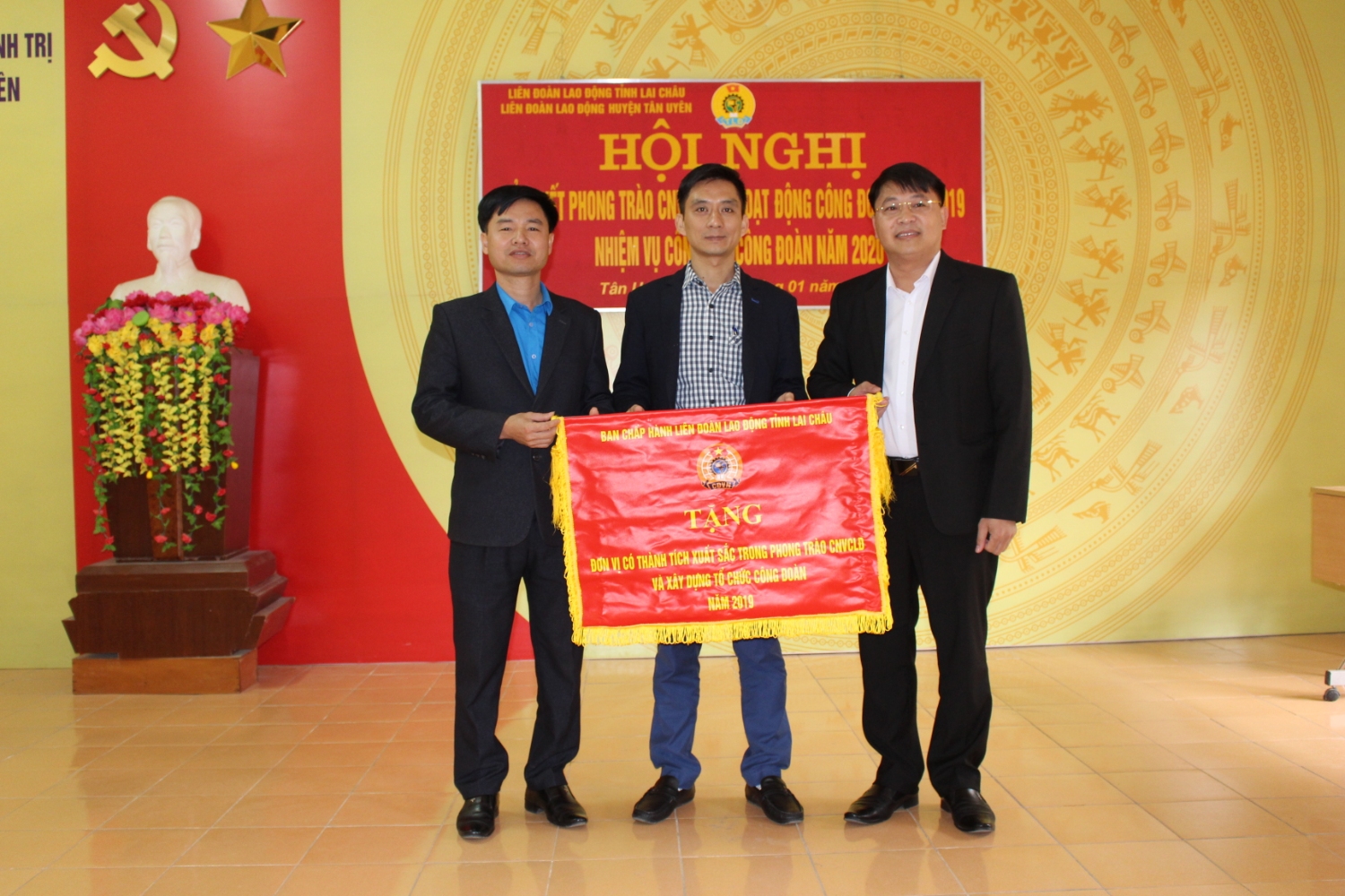 Đồng chí Hoàng Văn Trinh - Phó Chủ tịch LĐLĐ tỉnh tặng cờ  của BCH LĐLĐ tỉnh cho Công đoàn cơ sở Khối Đảng.