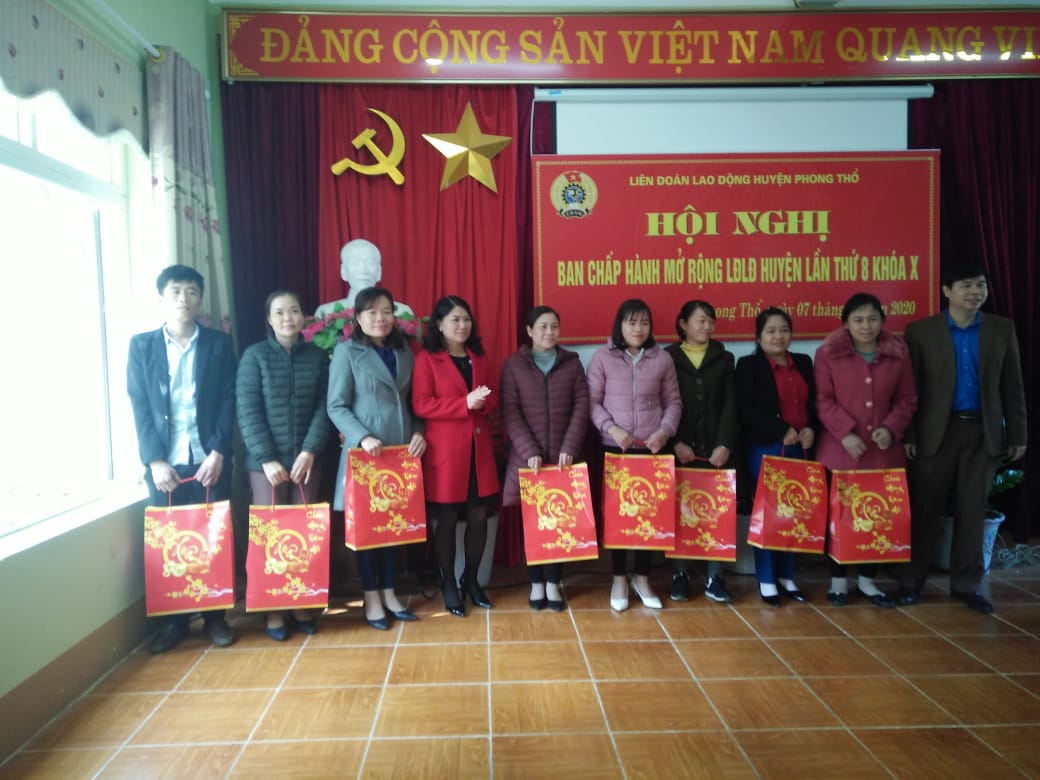 Đ/c Đồng Thị Nghĩa - P. Chủ tịch LĐLĐ tỉnh trao quà tết cho đoàn viên, CNVCLĐ có hoàn cảnh khó khăn.