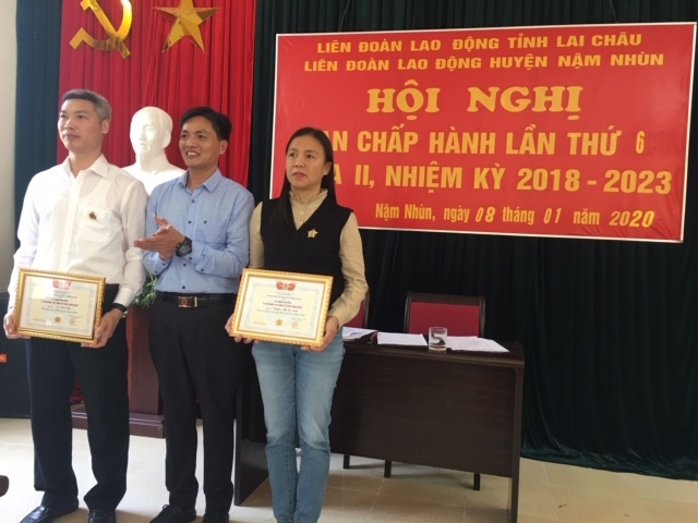Đ/c Nguyễn Hồng Thanh - Chủ tịch LĐLĐ huyện Nậm Nhùn Trao kỷ niệm chương vì sự nghiệp xây dựng tổ chức Công đoàn cho các cá nhân