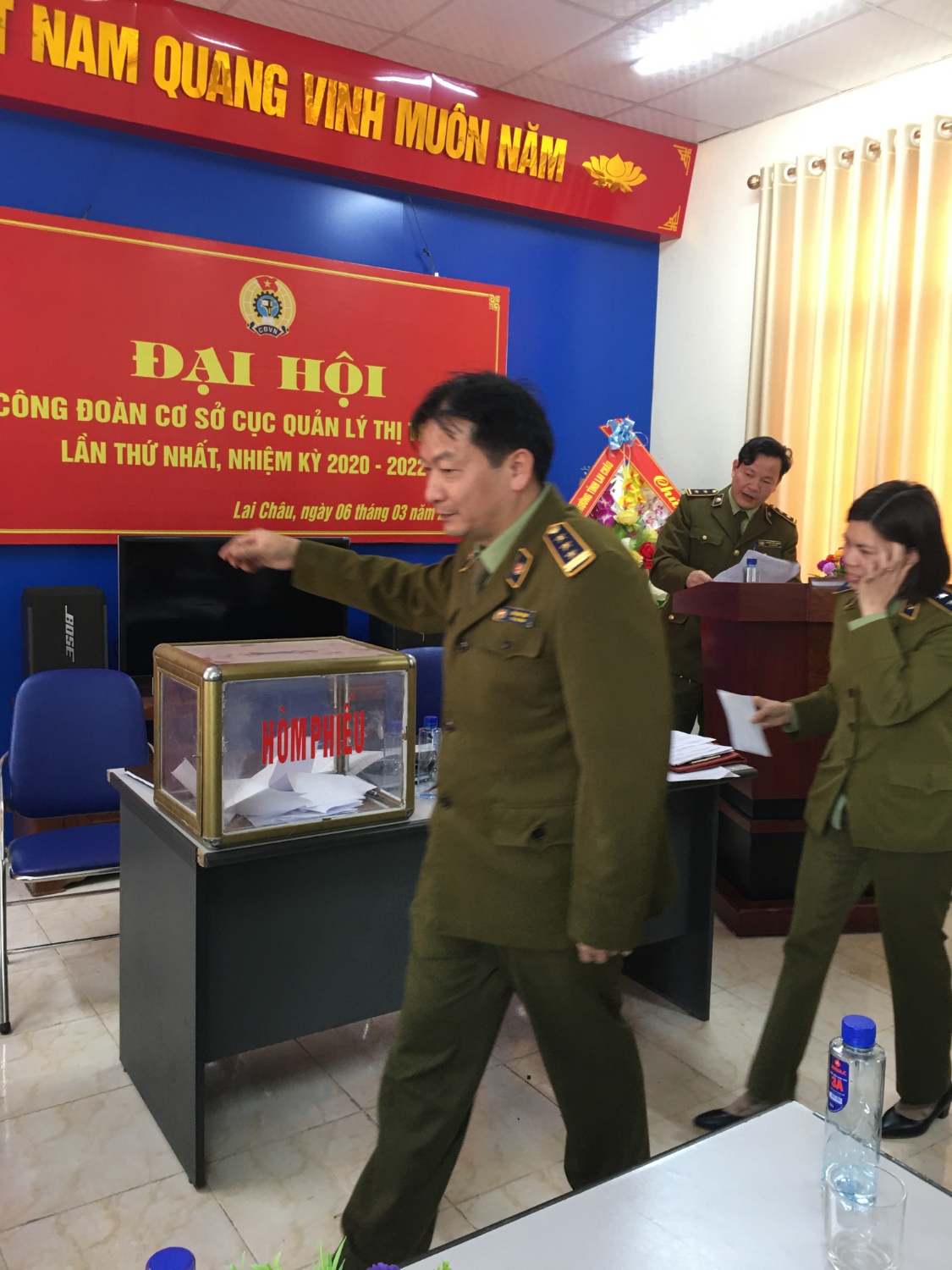 Đoàn viên CĐCS Cục Quản lý thị trường tỉnh Lai Châu bỏ phiếu bầu Ban Chấp hành CĐCS nhiệm kỳ 2020 - 2022