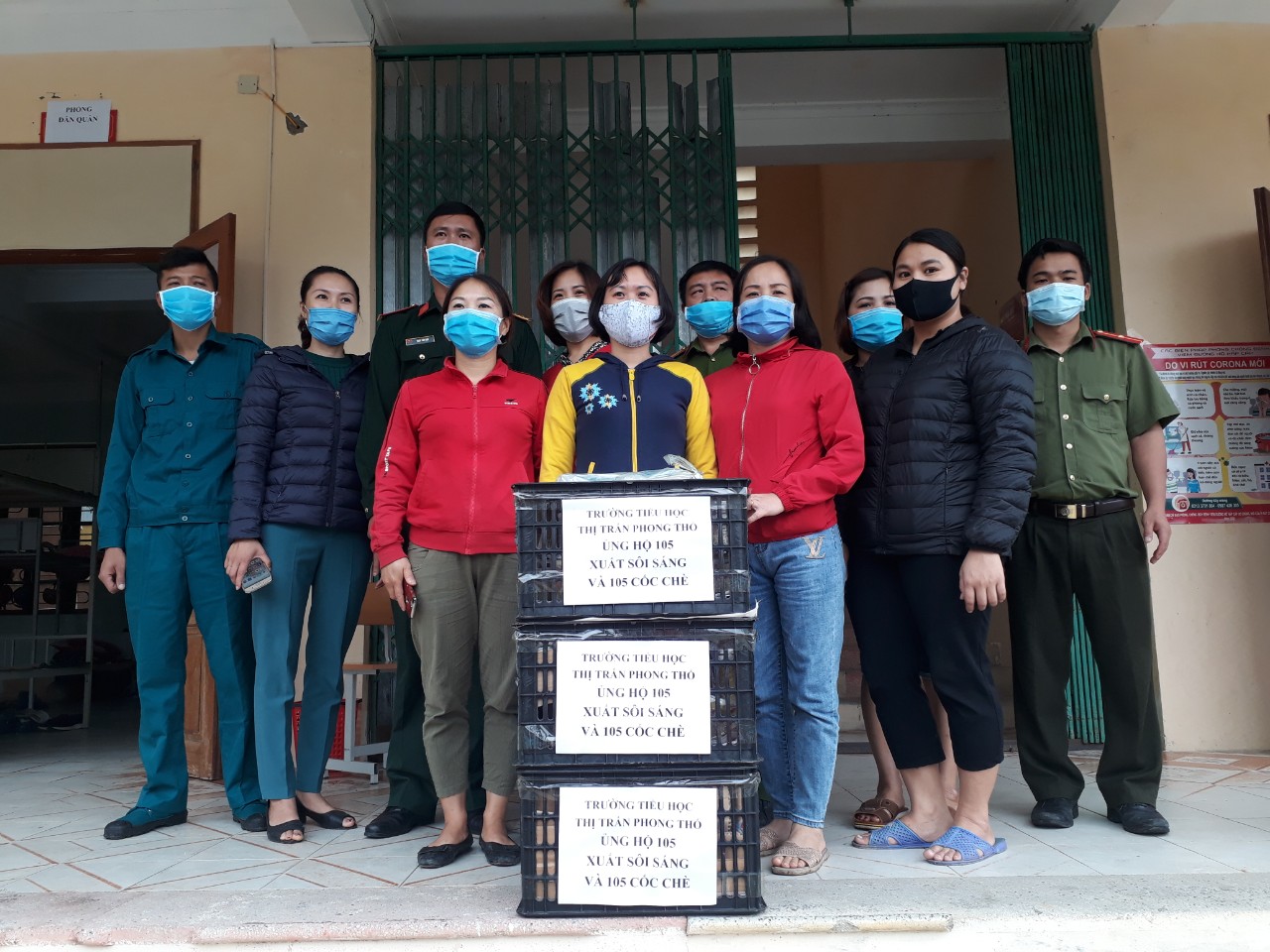 Đoàn viên, CNVCLĐ Trường Tiểu học Thị trấn Phong Thổ trao quà hỗ trợ cho khu cách ly tập trung huyện Phong Thổ  